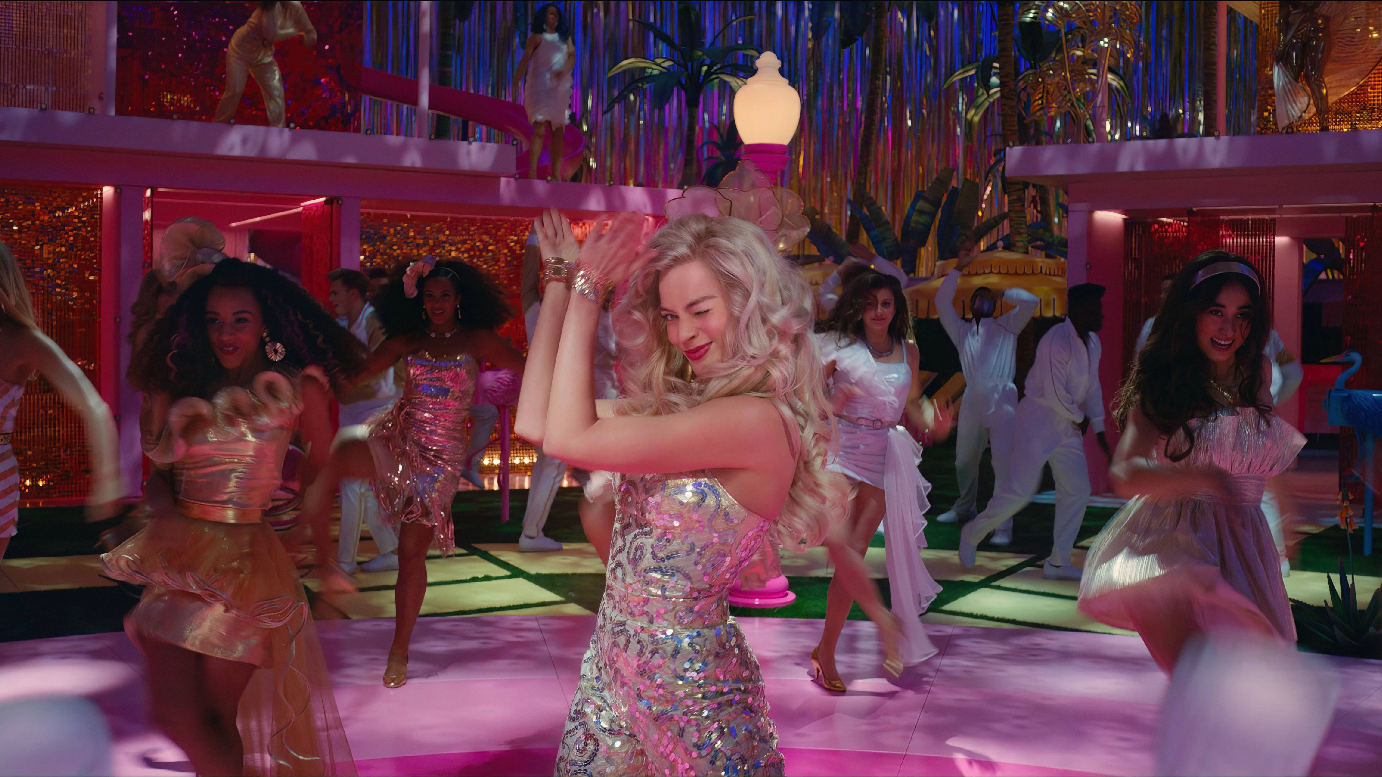 Der „Barbie“-Cast hat Grund zu feiern: Den Film sahen am Wochenende fast doppelt so viele Besucher wie „Oppenheimer“.