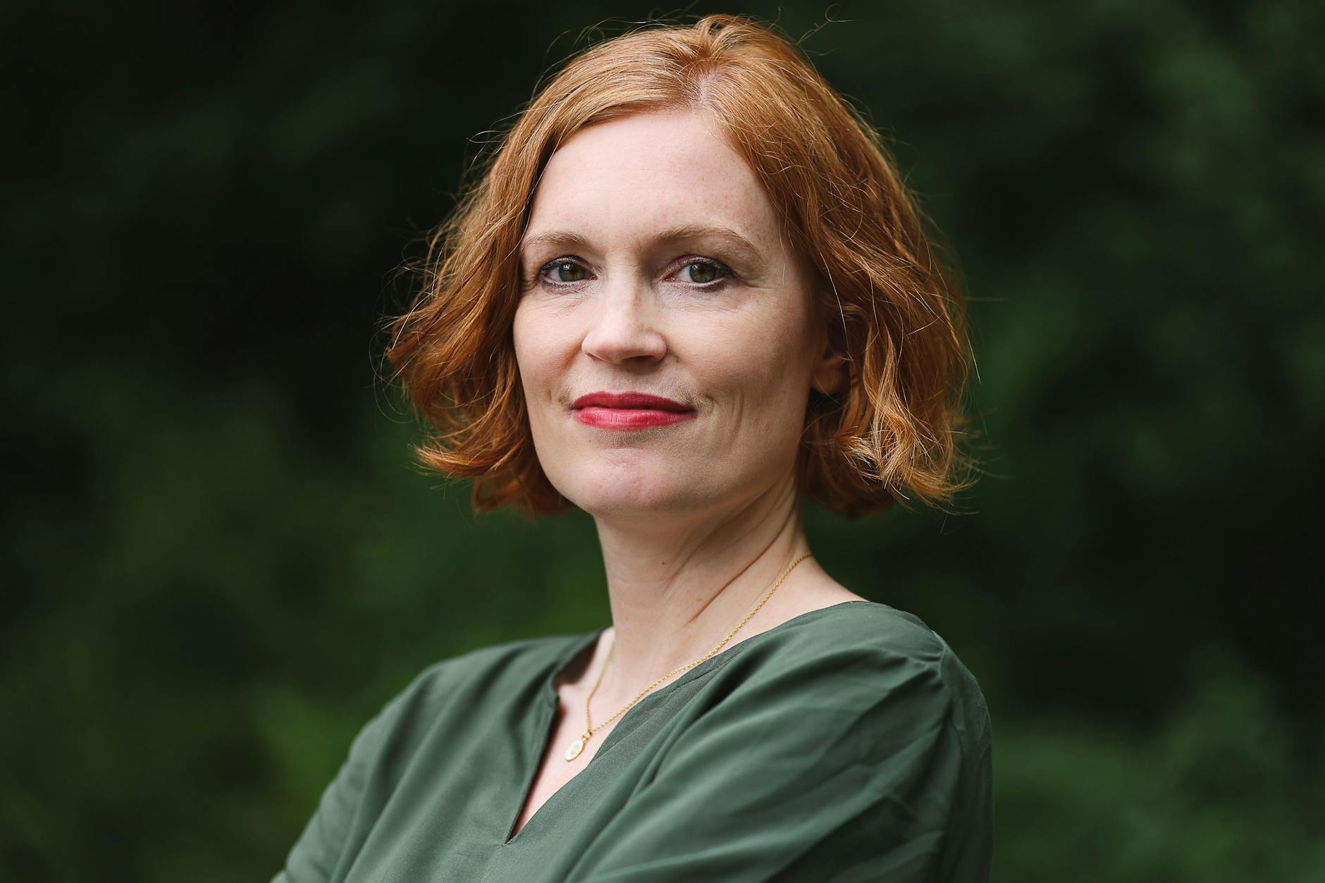 Die Autorin Maike Wetzel veröffentlichte zunächst drei Erzählungsbände und bringt jetzt ihren zweiten Roman heraus: „Schwebende Brücken“. Sie lebt in Berlin. 