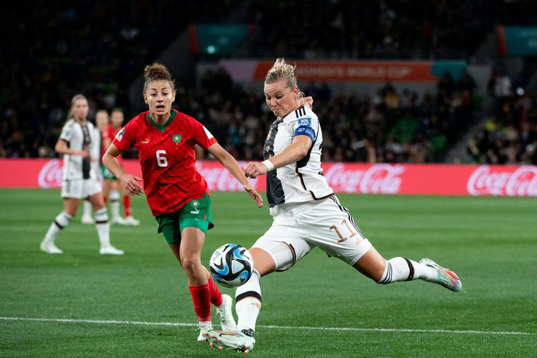 Alexandra Popp im Zweikampf mit Elodie Nahla Nakkach