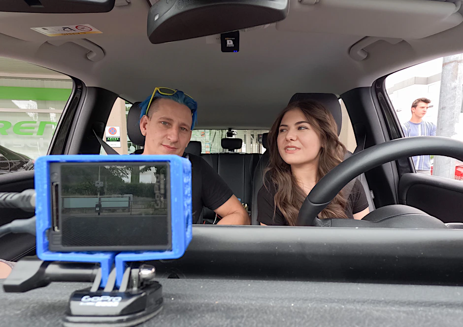 Fahrlehrer Fabian Schittenhelm (l.) bei einer Fahrstunde mit Fahrschülerin Amélie. Die Fahrstunden werden dauerhaft gestreamt.