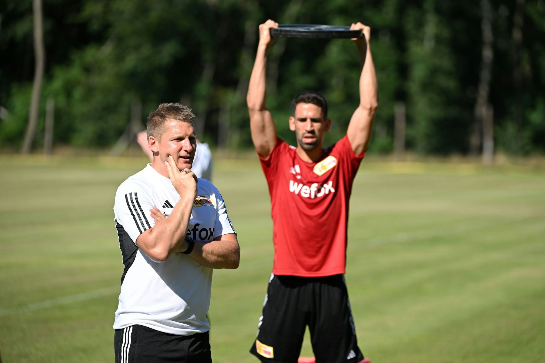 Athletiktrainer Martin Krüger (l.) beobachtet die Profis bei der Arbeit.