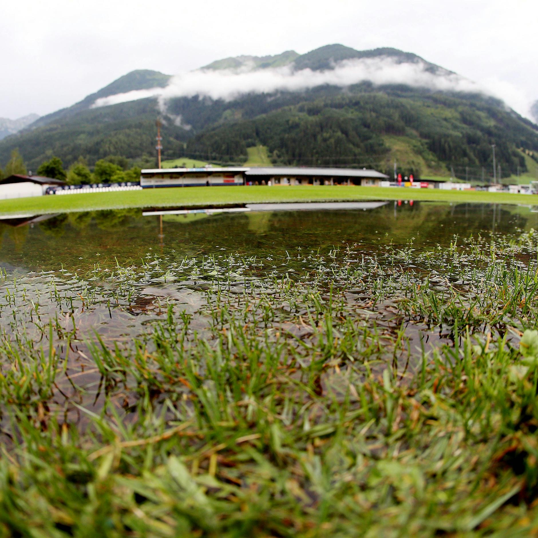 Beim VfB Stuttgart waren die Plätze in Österreich abgesoffen. Training unmöglich! 