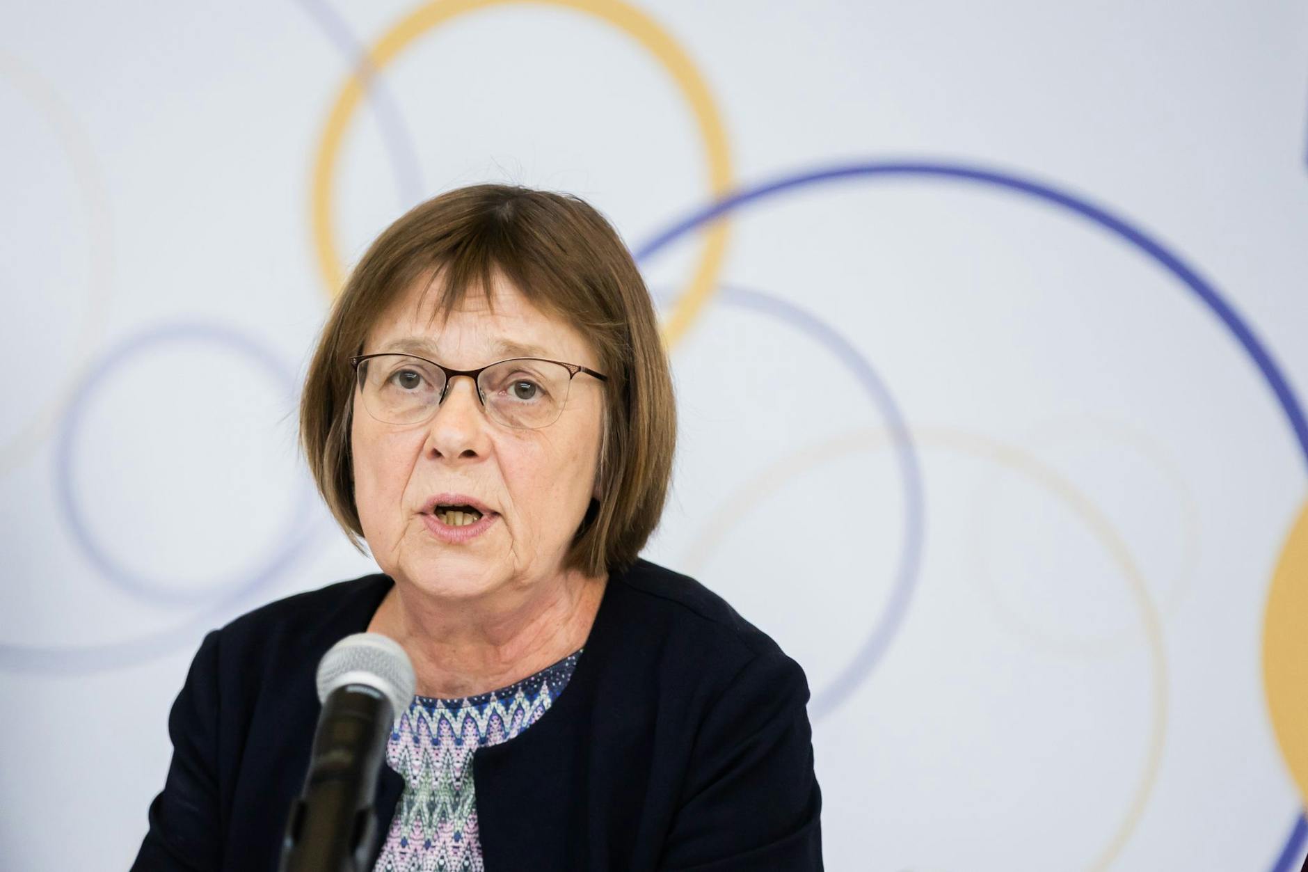 ARCHIV - Ursula Nonnemacher spricht bei einer Pressekonferenz.