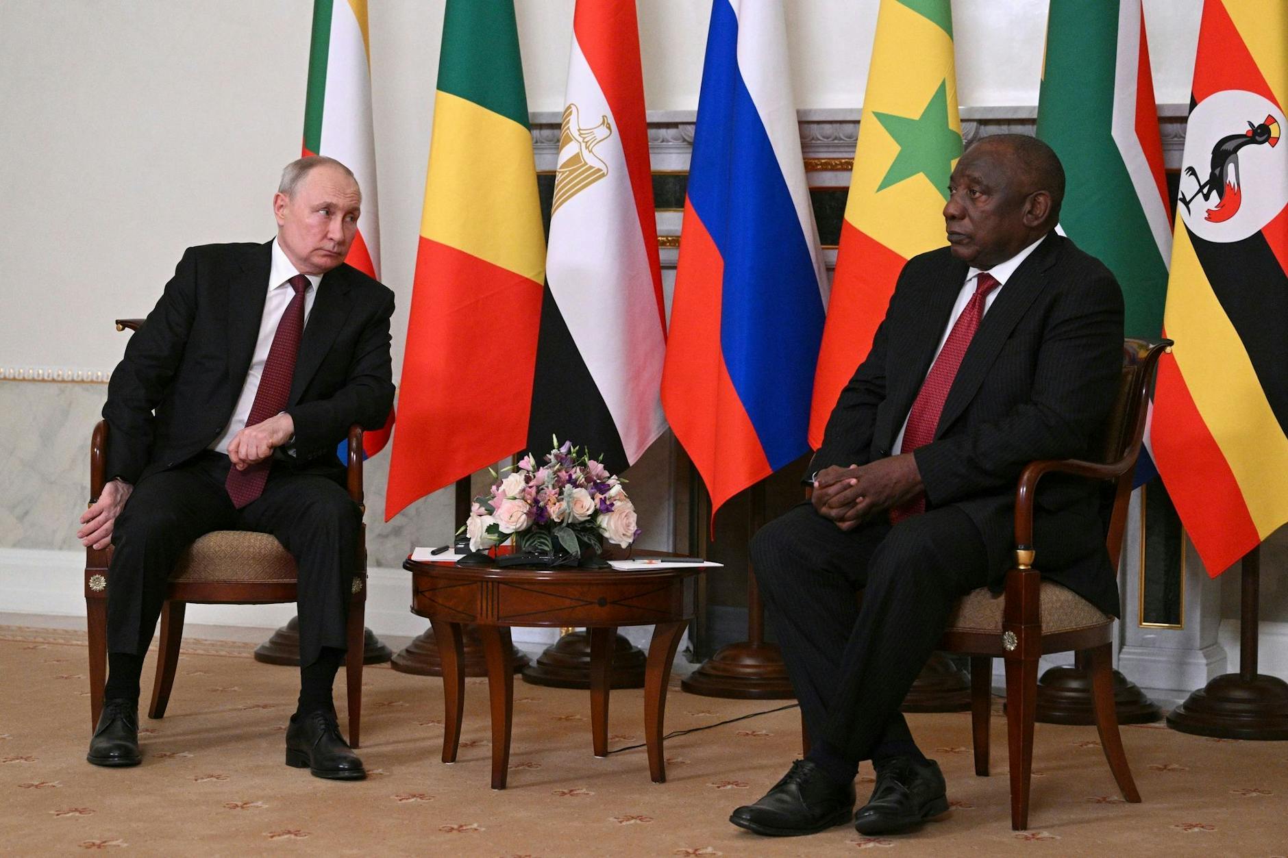 Wladimir Putin unterhält sich mit dem südafrikanischen Präsidenten Cyril Ramaphosa nach einem Treffen mit einer Delegation afrikanischer Staatsoberhäupter am 17. Juni 2023 in St. Petersburg.