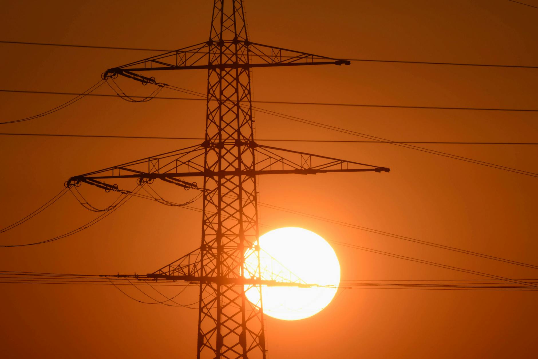 Tagelang sind in Südeuropa Hunderttausende Menschen vom Strom abgeschnitten.