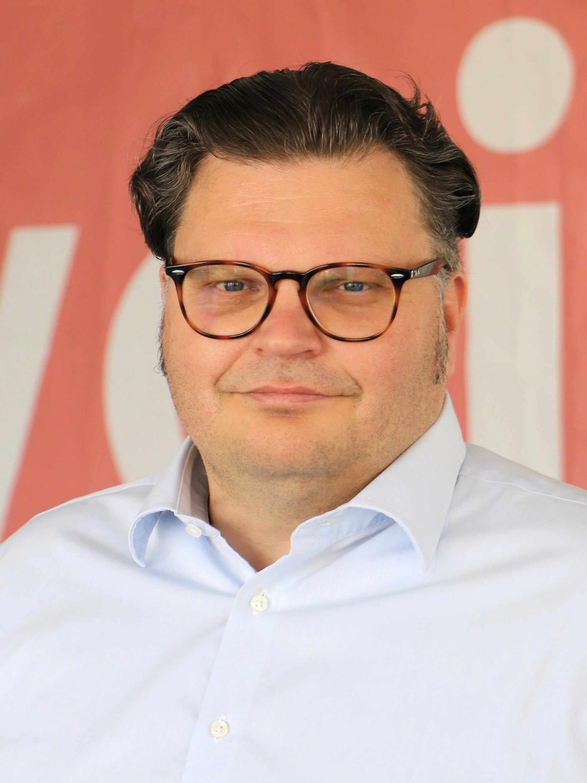 Martin Becker ist seit Juni 2023 Head of Public Policy and Communications bei Voi. Er wechselte von Bolt, einem anderen Mobilitätsanbieter, dorthin.