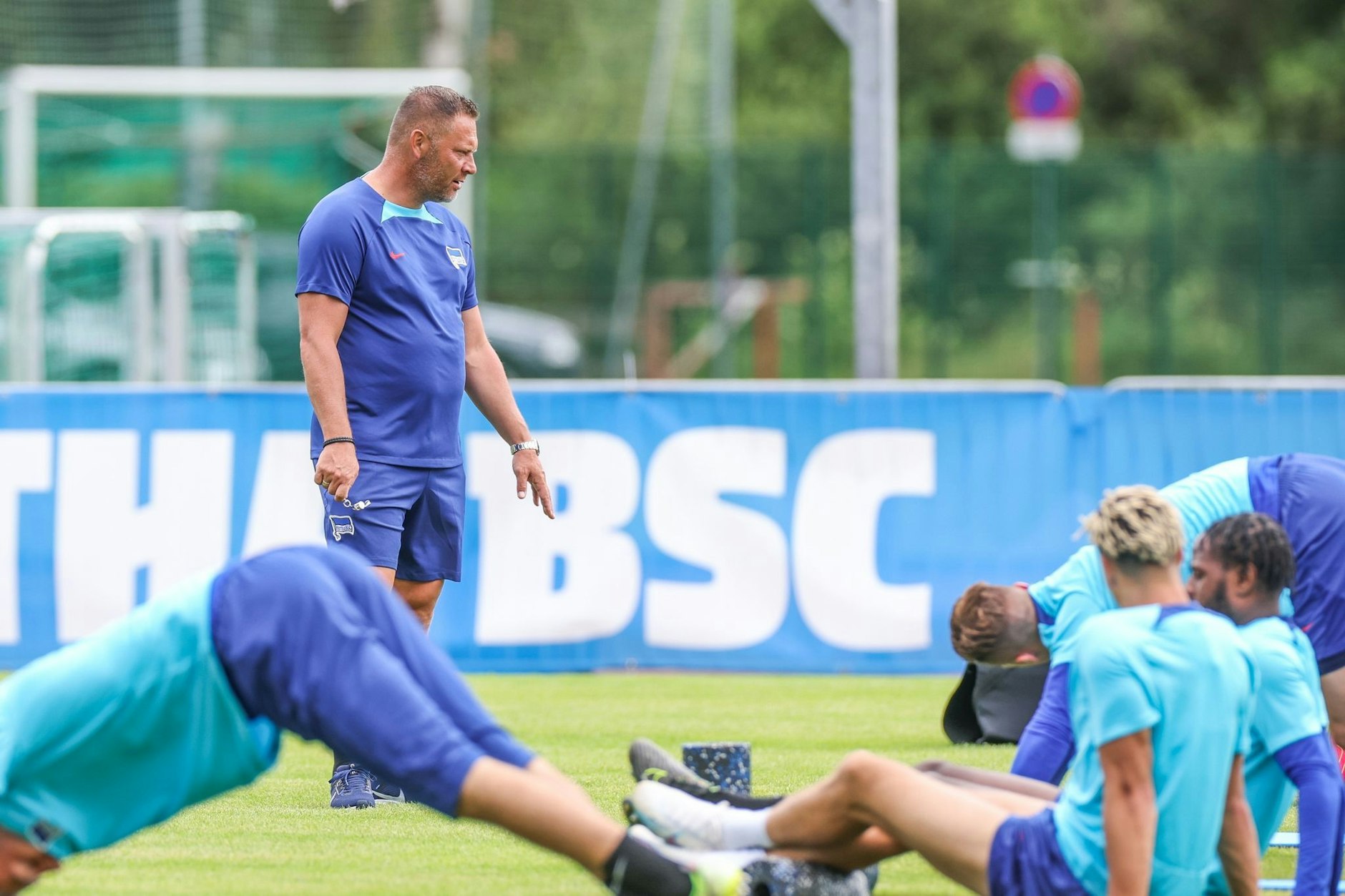 Herthas Cheftrainer Pal Dardai spricht mit seinen Spielern.  