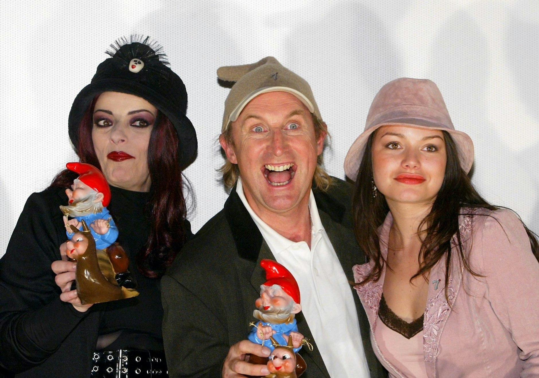 ARCHIV - Sängerin Nina Hagen (l-r), Otto Waalkes und Schauspielerin Cosma Shiva Hagen 2004 in Köln.  