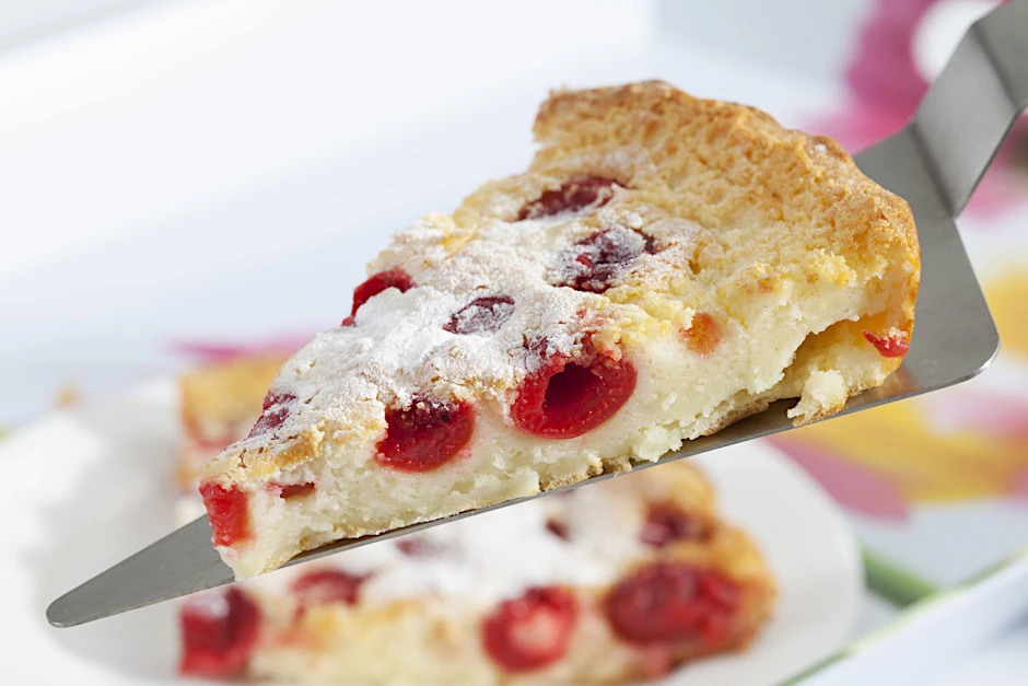 Dieses Rezept für Obstkuchen mit Pudding und Streuseln ist universelle einsetzbar - es schmeckt mit Kirschen, Äpfeln und Pflaumen.