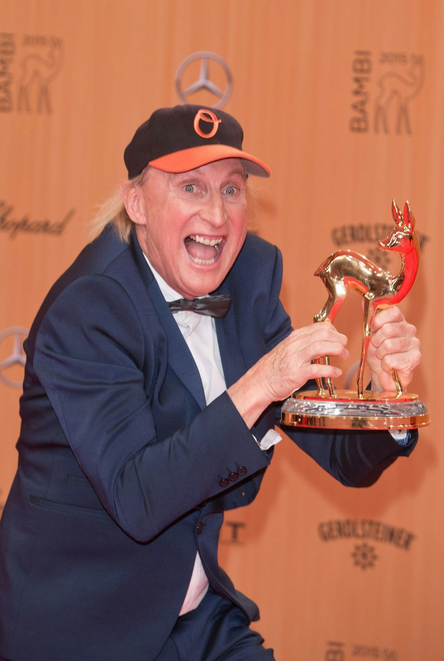 ARCHIV - Otto Waalkes mit dem Bambi in der Kategorie "Comedy".  