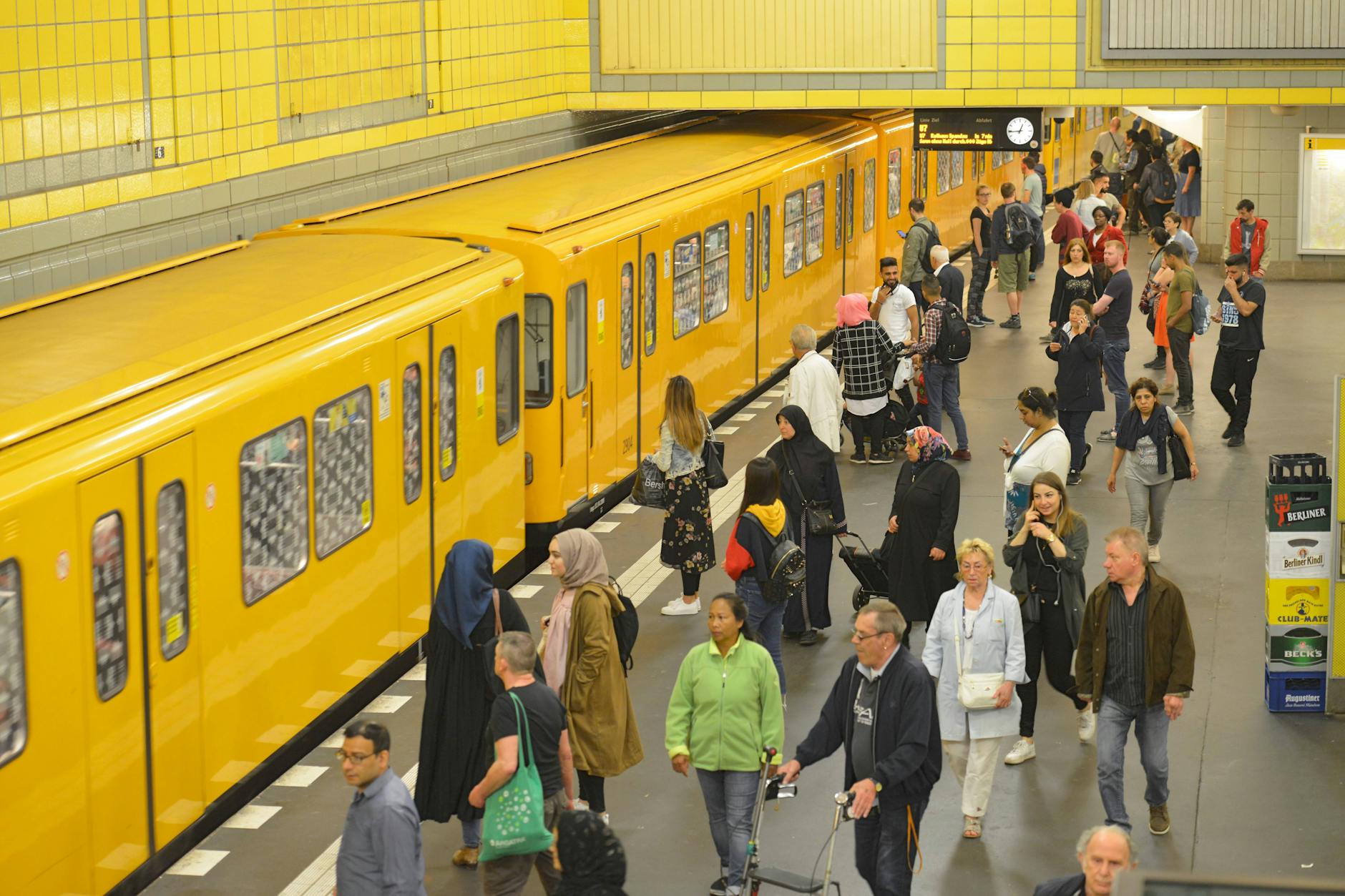 Fahrgäste im U-Bahnhof Hermannplatz. Inzwischen haben mehr als 600.000 Kunden der Berliner Verkehrsbetriebe (BVG) ein Deutschlandticket oder ein Deutschlandticket Job.