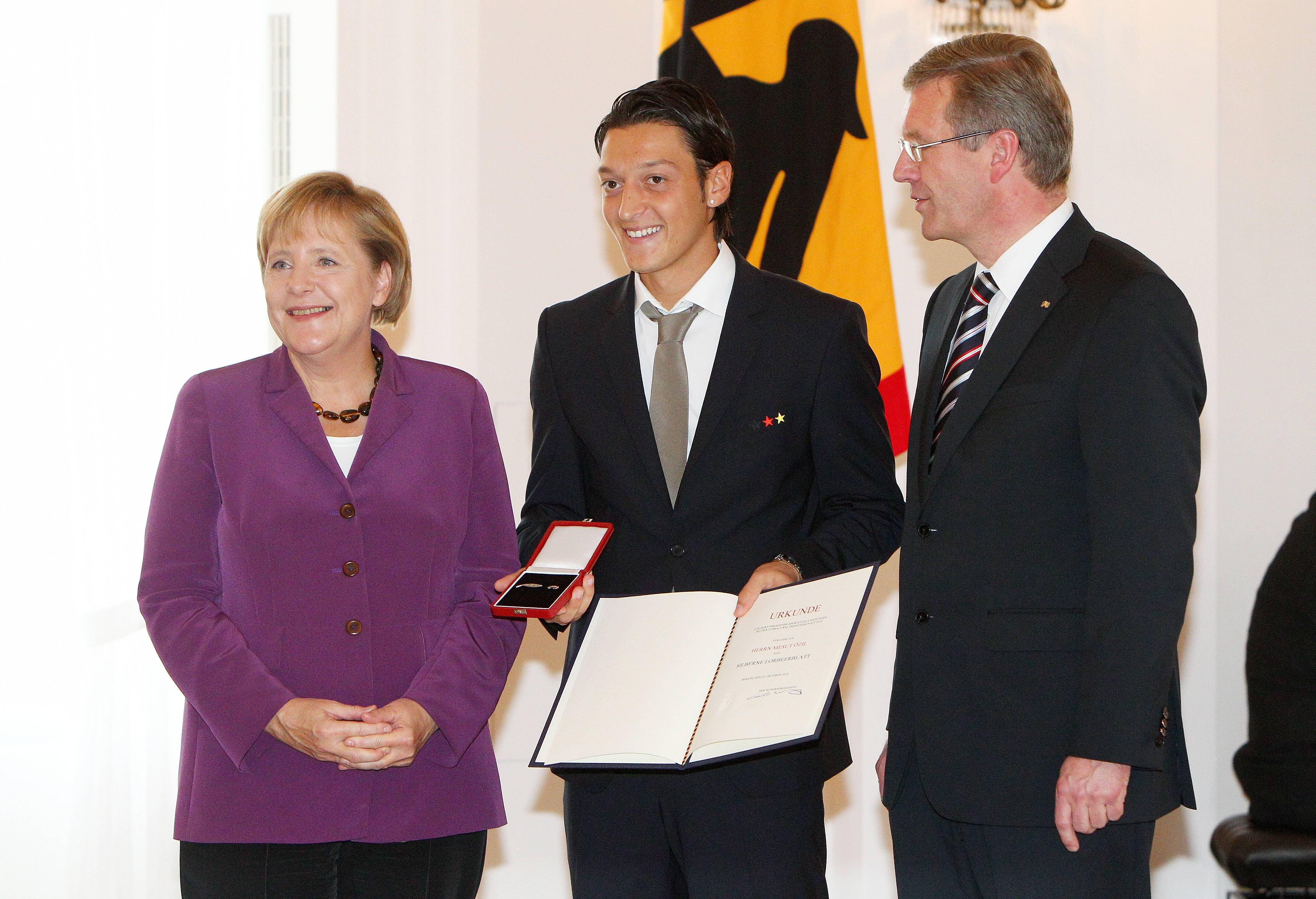 Mesut Özils rechtsextremes Tattoo: Fordert Steinmeier das Silberne Lorbeerblatt zurück?