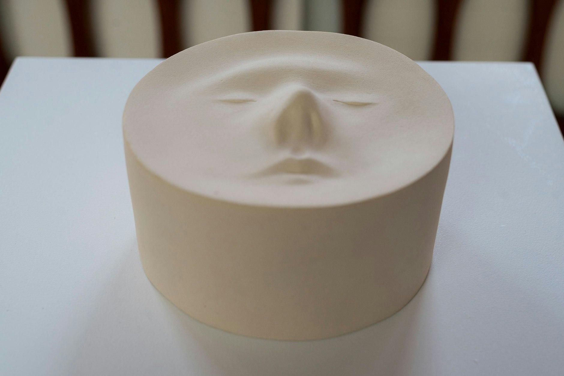 Die Ukrainerin Olena Pronkina formte eine Keramikserie wie Totenmasken; diese Plastik heißt „Dew in the Sun“, 2022.