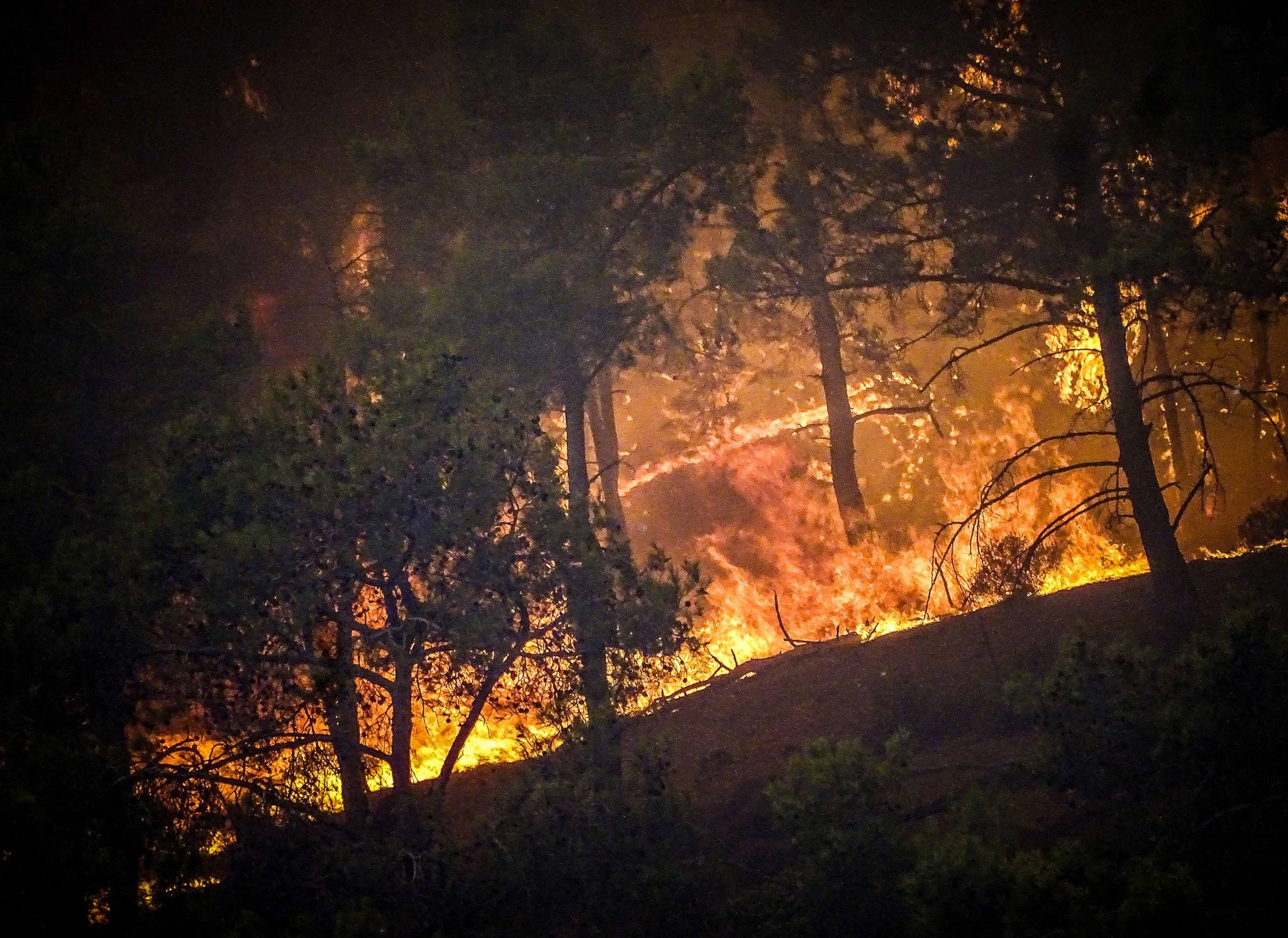 dpatopbilder - Auf Rhodos toben nach wie vor massive Waldbrände.  