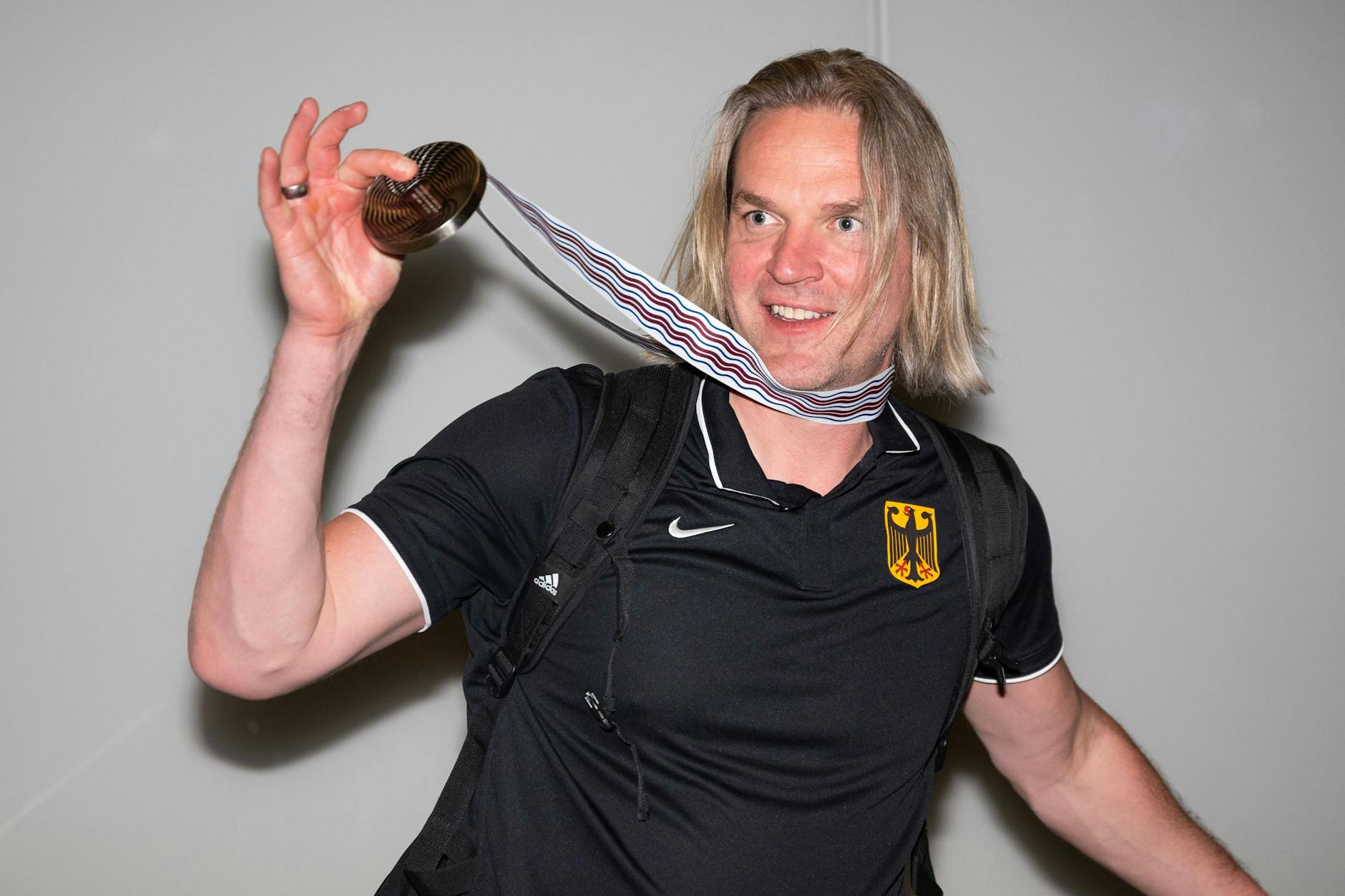 Sebastian Elwing zeigt bei der Rückkehr nach Berlin stolz wie Bolle die Silbermedaille der WM in Finnland.