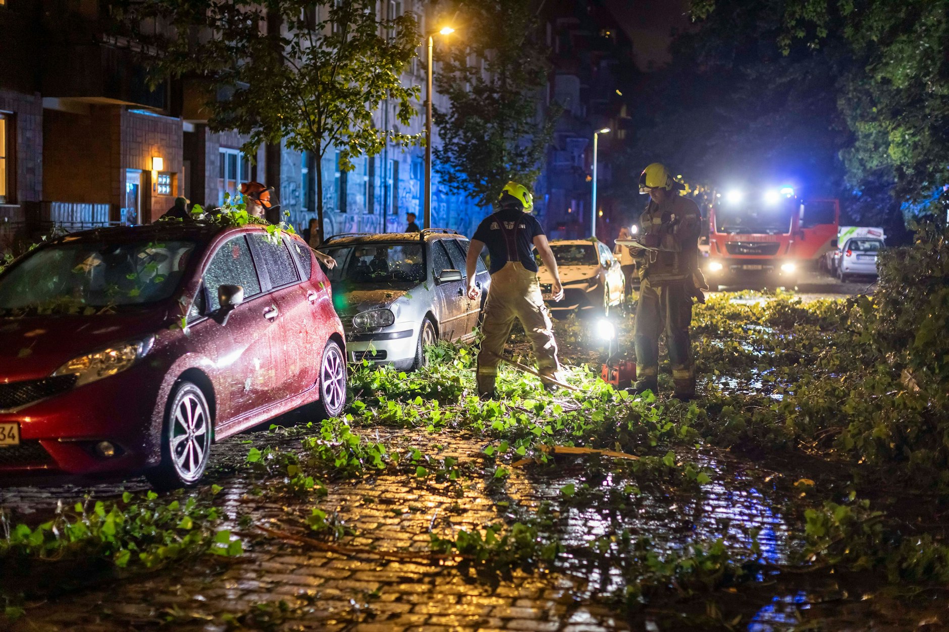 Das Unwetter hat in Berlin für einen starken Anstieg an Einsätzen der Berliner Feuerwehr gesorgt: über 400 Einsätze am Montagabend. Die Berliner Feuerwehr rief den Ausnahmezustand Wetter aus.