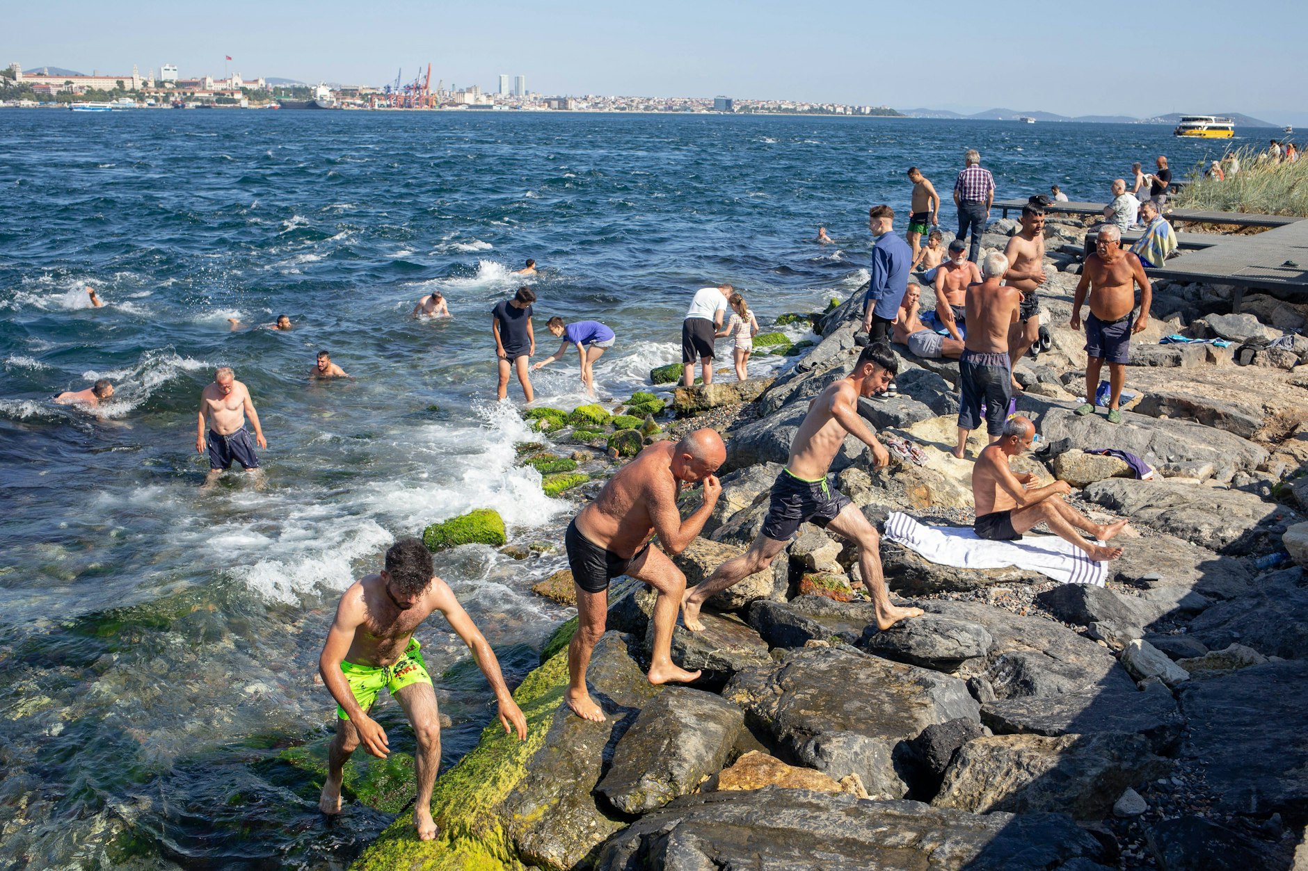 In Istanbul hüpfen immer mehr Menschen für eine spontane Abkühlung in den Bosporus.