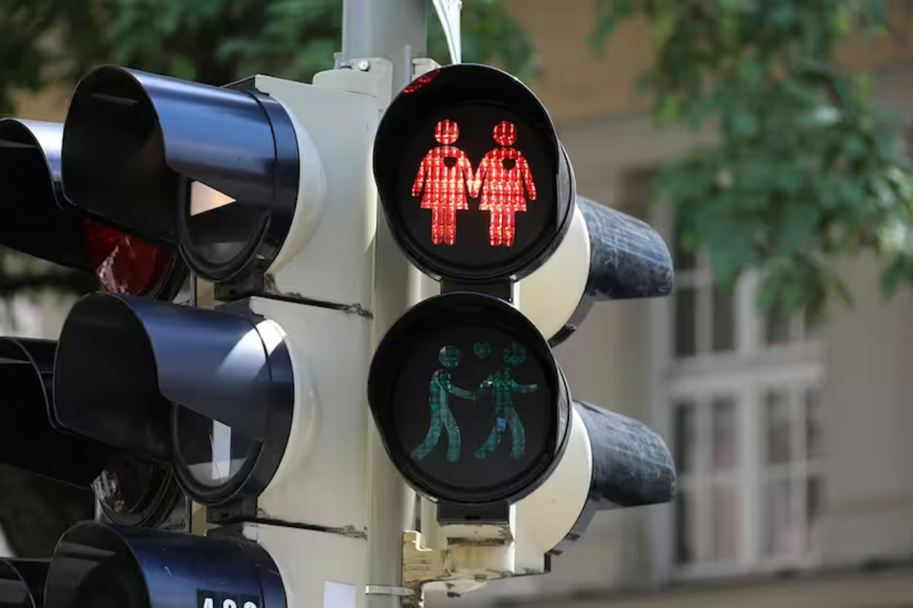 So könnte die queere Ampel aussehen, die Bezirksbürgermeisterin Clara Herrmann in Friedrichshain-Kreuzberg plant.