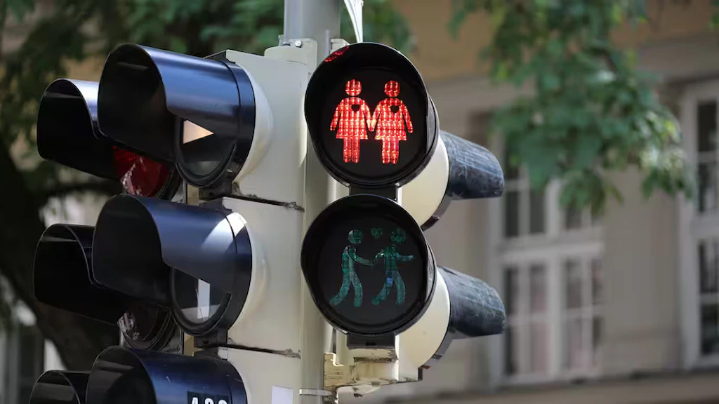 Dieser Berliner Bezirk will ein queeres Ampelpärchen leuchten lassen