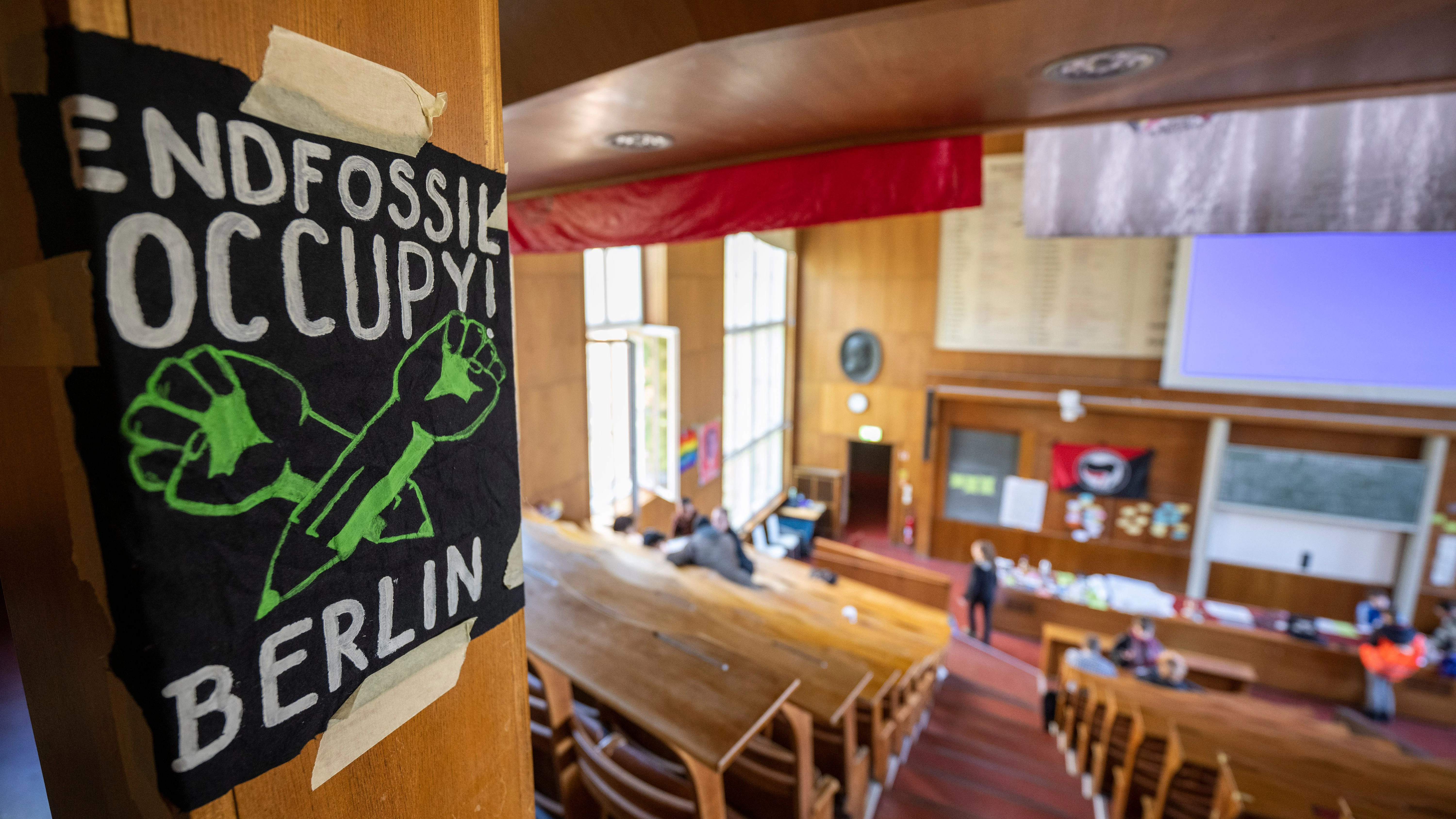 Ein Banner hängt im Emil-Fischer-Hörsaal der Humboldt-Universität Berlin.