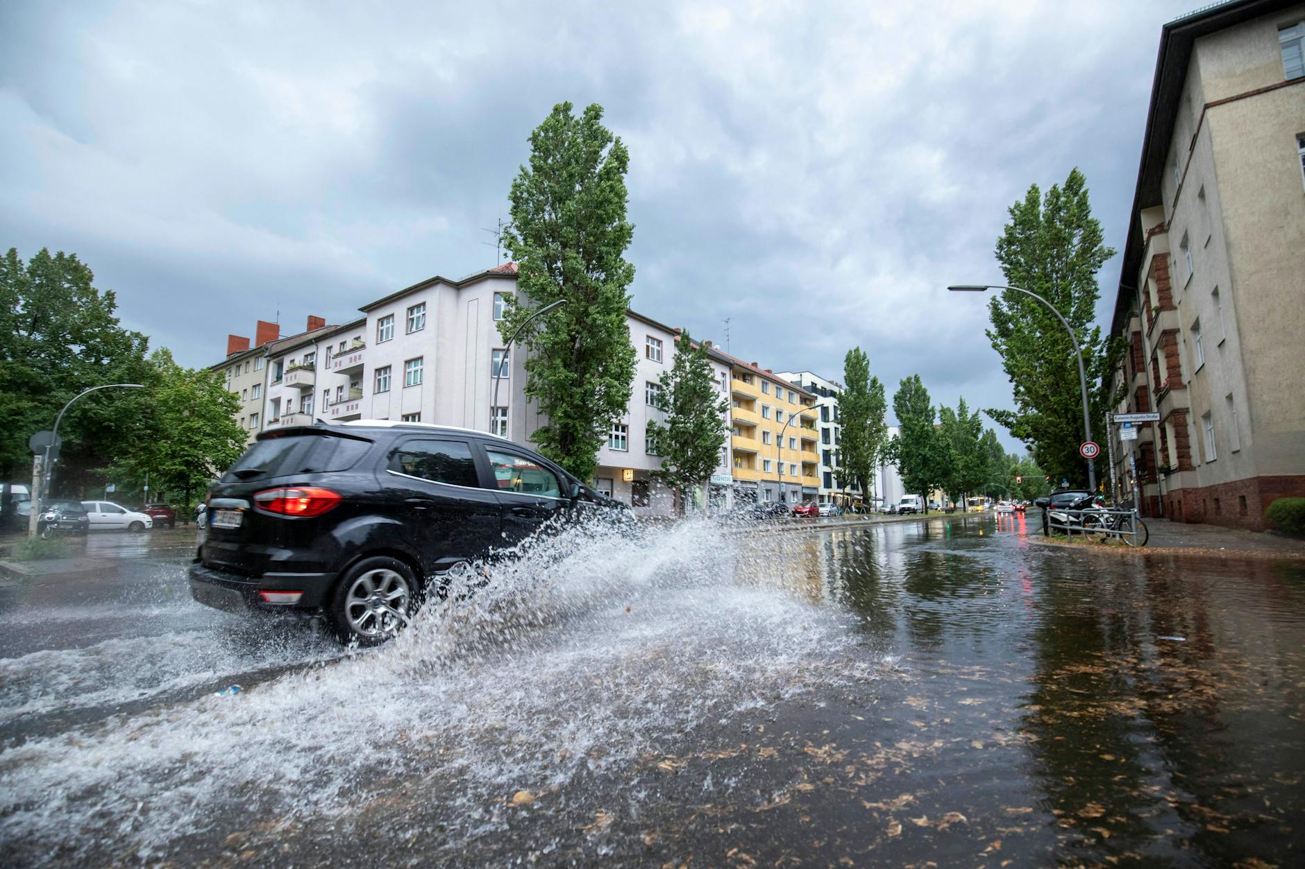 Überflutete Straßen in Berlin wegen des Orkans.