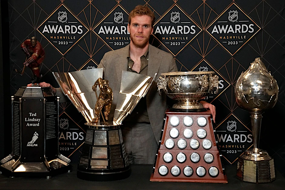 Connor McDavid von den Edmonton Oilers räumte bei den NHL-Awards gleich vier Preise ab.  
