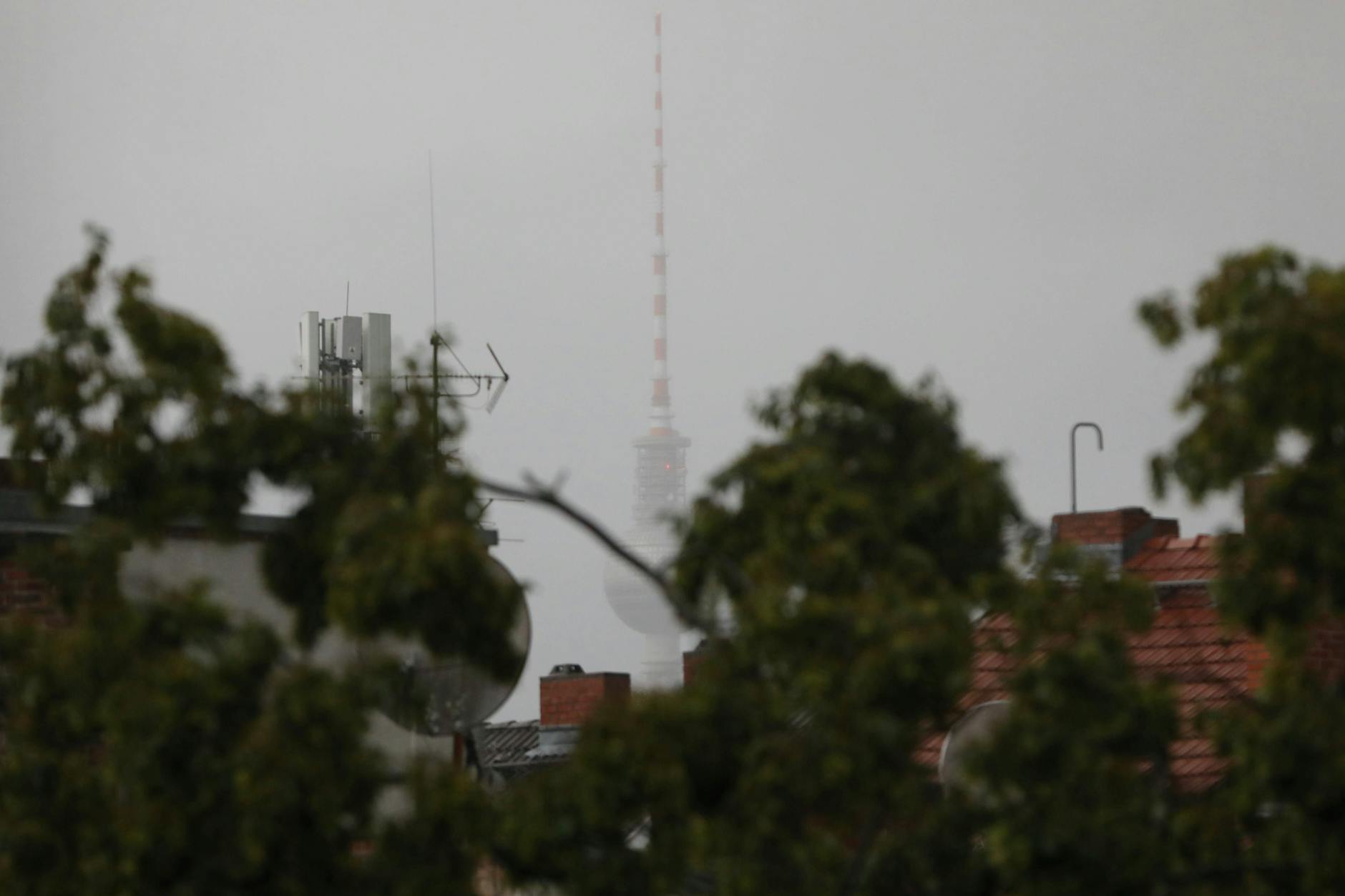 Berliner Fernsehturm während des Unwetters. Aufnahme von ca. 19:45 Uhr von Kreuzberg aus gesehen.