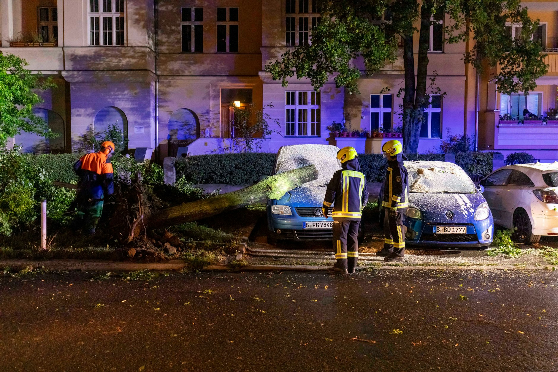 Rettungskräfte beurteilen die Schäden des Unwetters.