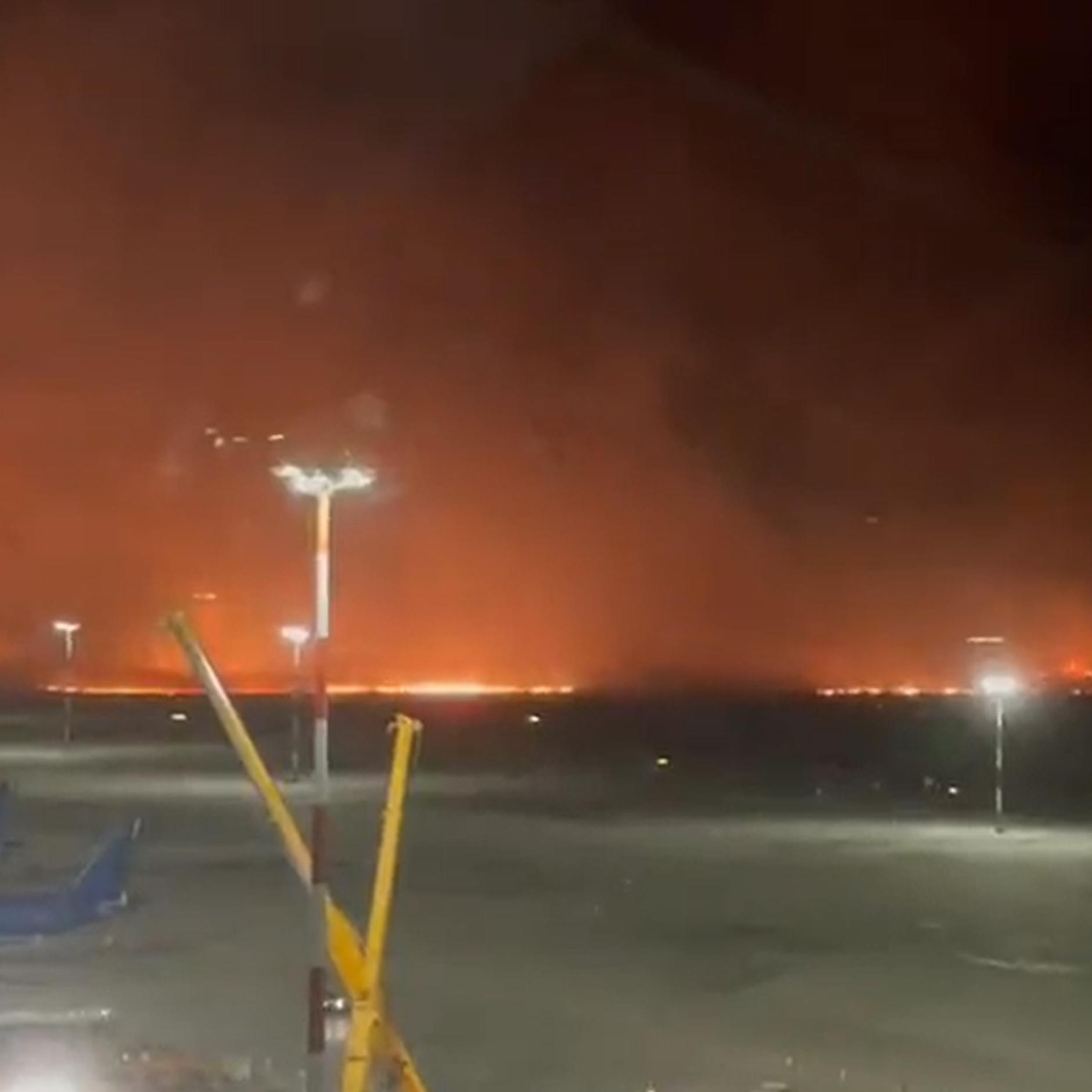 Waldbrände legen Flughafen in Palermo lahm: Flüge gestrichen – eine Tote