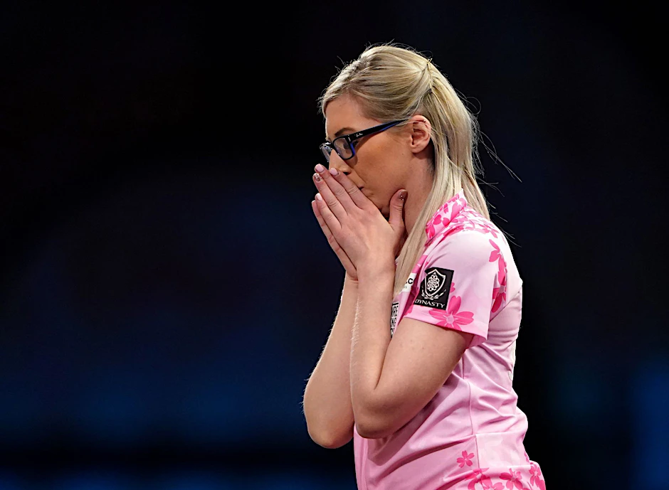 ARCHIV - Kann beim World Matchplay auf die Titelverteidigung hoffen: Fallon Sherrock.  