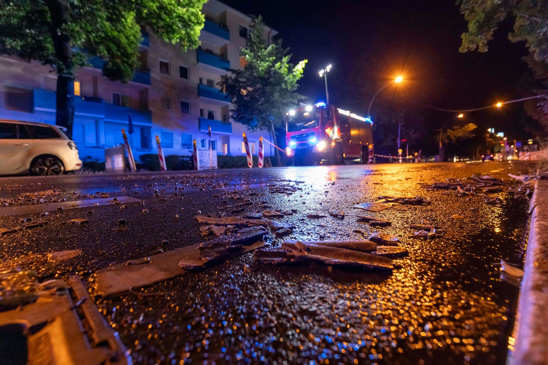Trümmer auf der Straße nach Unwetter.