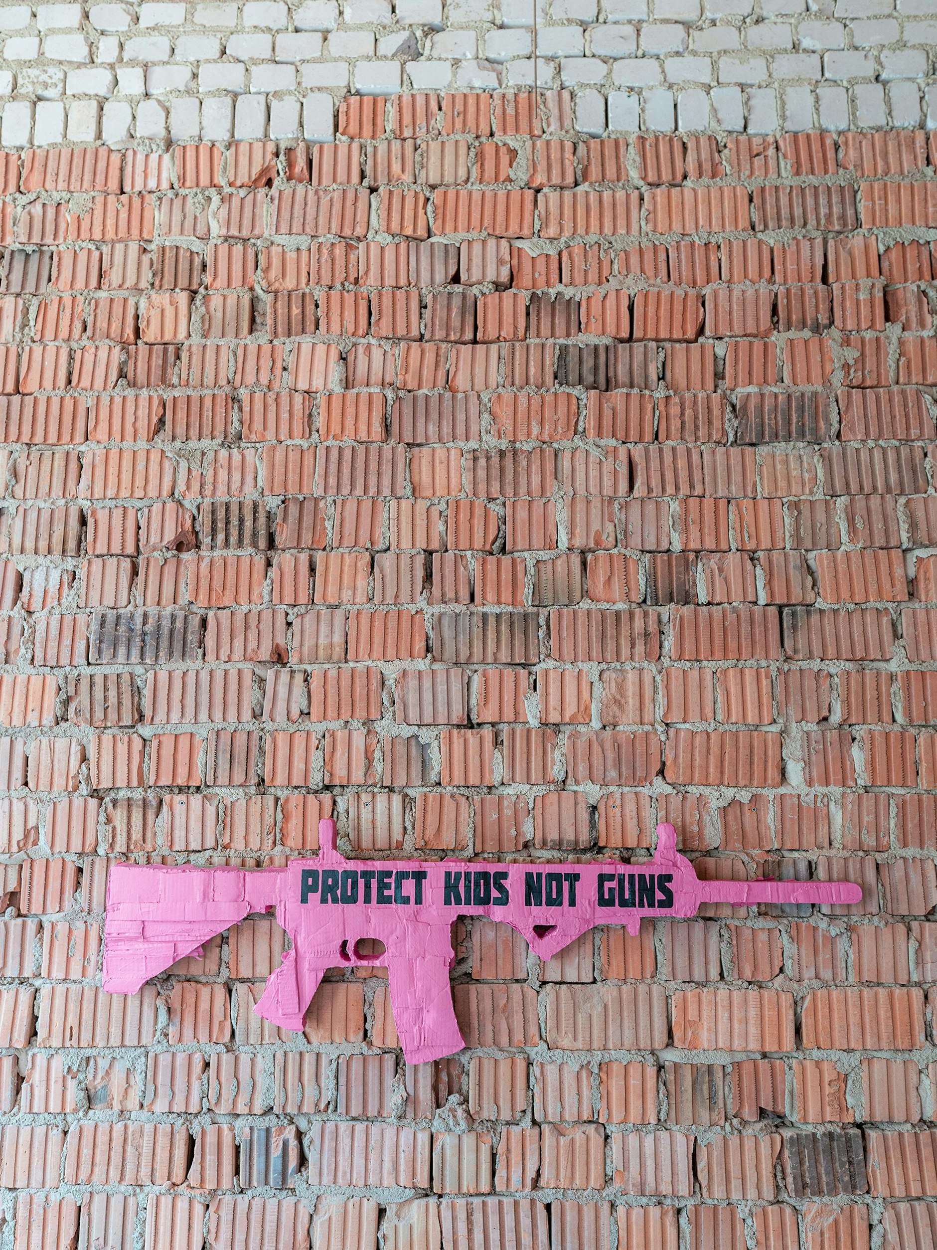 Andrea Bowers aus Ohio, USA, warnt im noch unrenovierten Teil des Schlosses:&nbsp;„Kids Not Guns, Ode to Codepink“, 2018.