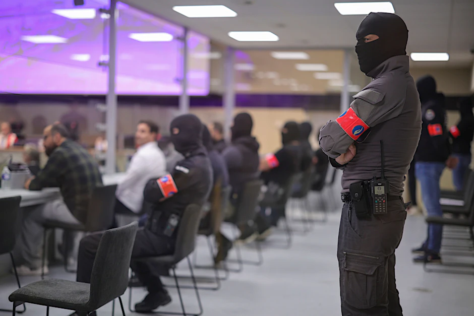 Die Angeklagten sitzen in einem speziell entworfenen Glaskasten vor Sicherheitsbeamten während des Prozesses um die Brüsseler Terroranschläge. 