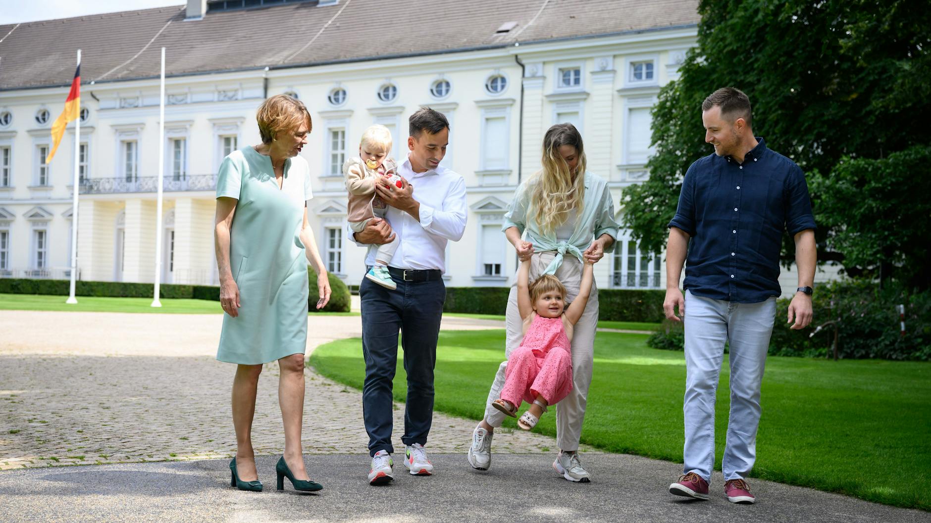 Elke Büdenbender, Marc Rogotzki mit Tochter Romy, Anne Rogotzki mit Tochter Annabel und Fabian Dancker (v.l.) spazieren durch den Park von Schloss Bellevue in Berlin.
