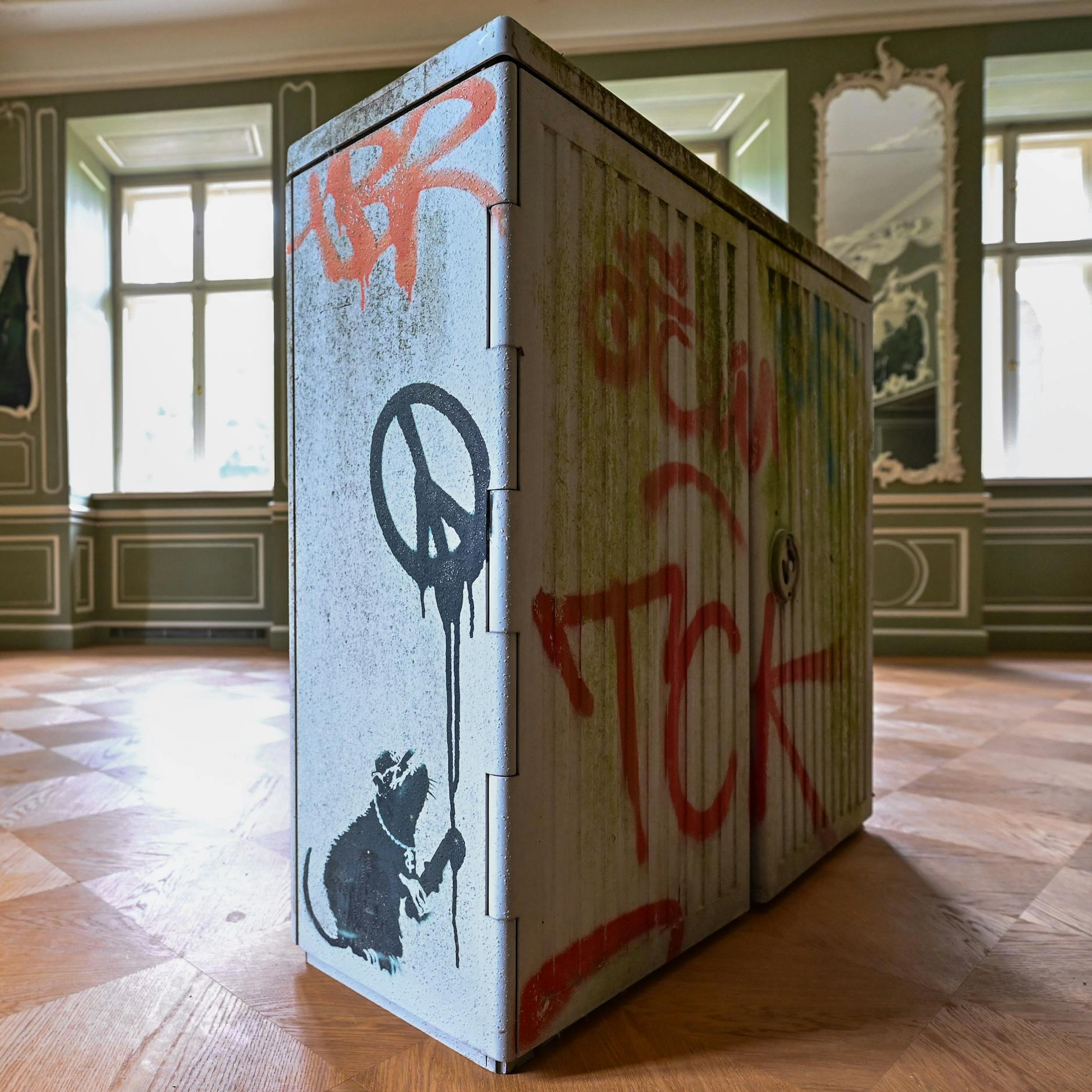 „Ratte mit Peace-Zeichen“ des englischen Künstler-Phantoms Banksy auf einem Berliner Stromkasten