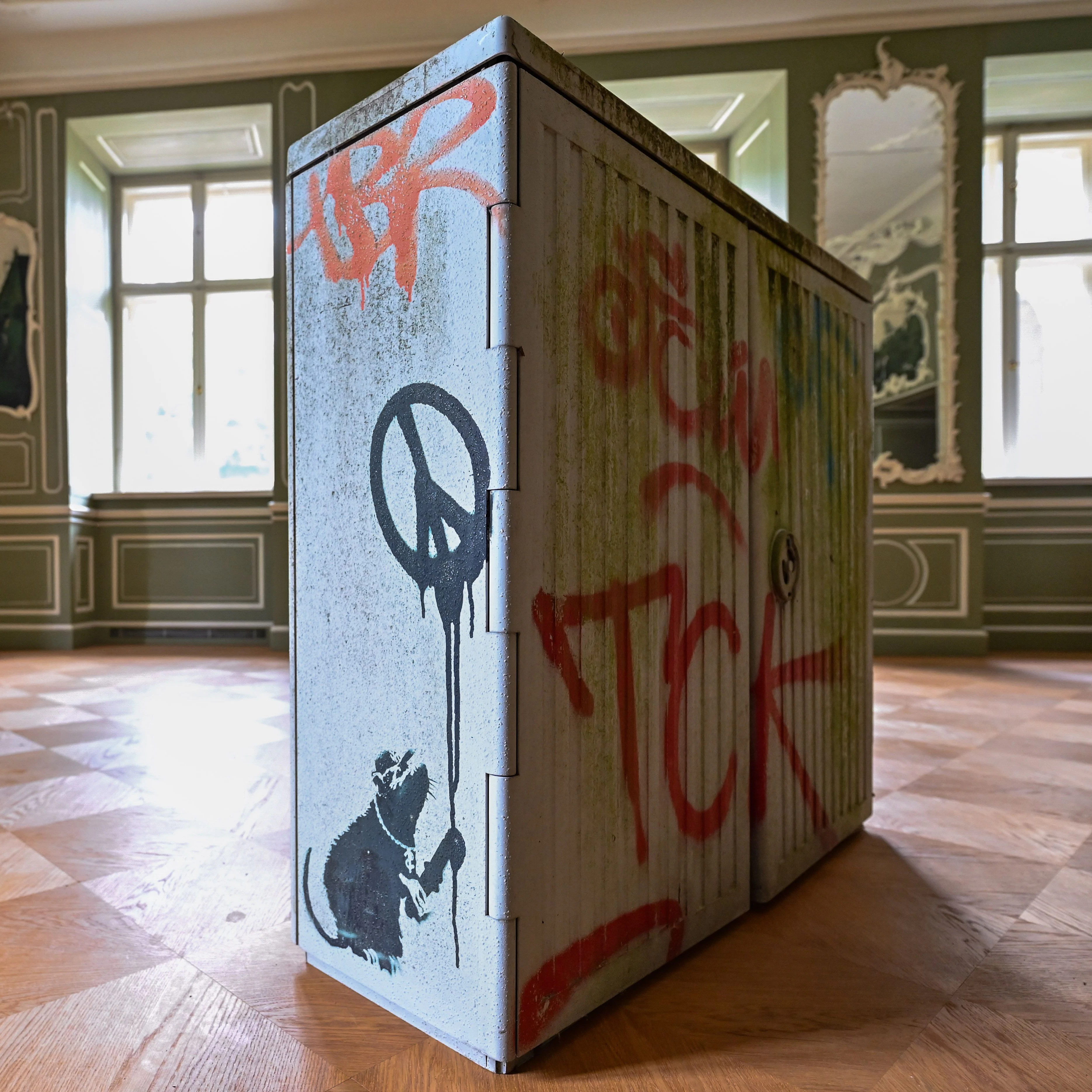 „Ratte mit Peace-Zeichen“ des englischen Künstler-Phantoms Banksy&nbsp; auf einem Berliner Stromkasten