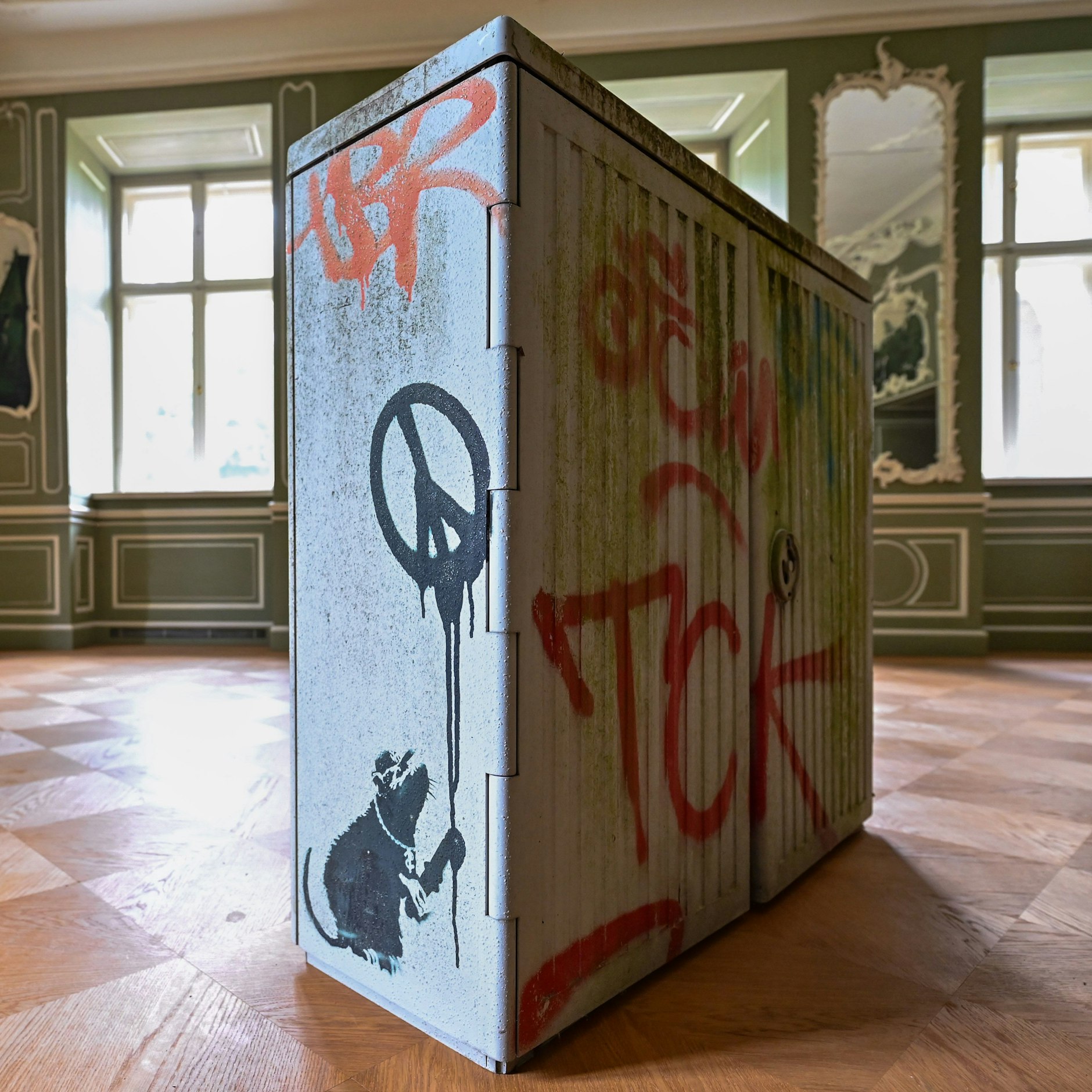 „Ratte mit Peace-Zeichen“ des englischen Künstler-Phantoms Banksy&nbsp; auf einem Berliner Stromkasten