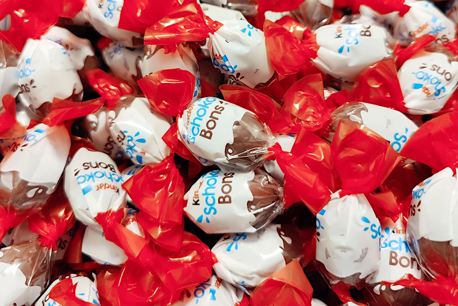 Schokobons glänzen auch ohne Plastikverpackung. Doch wo kommt dieser Glanz her?