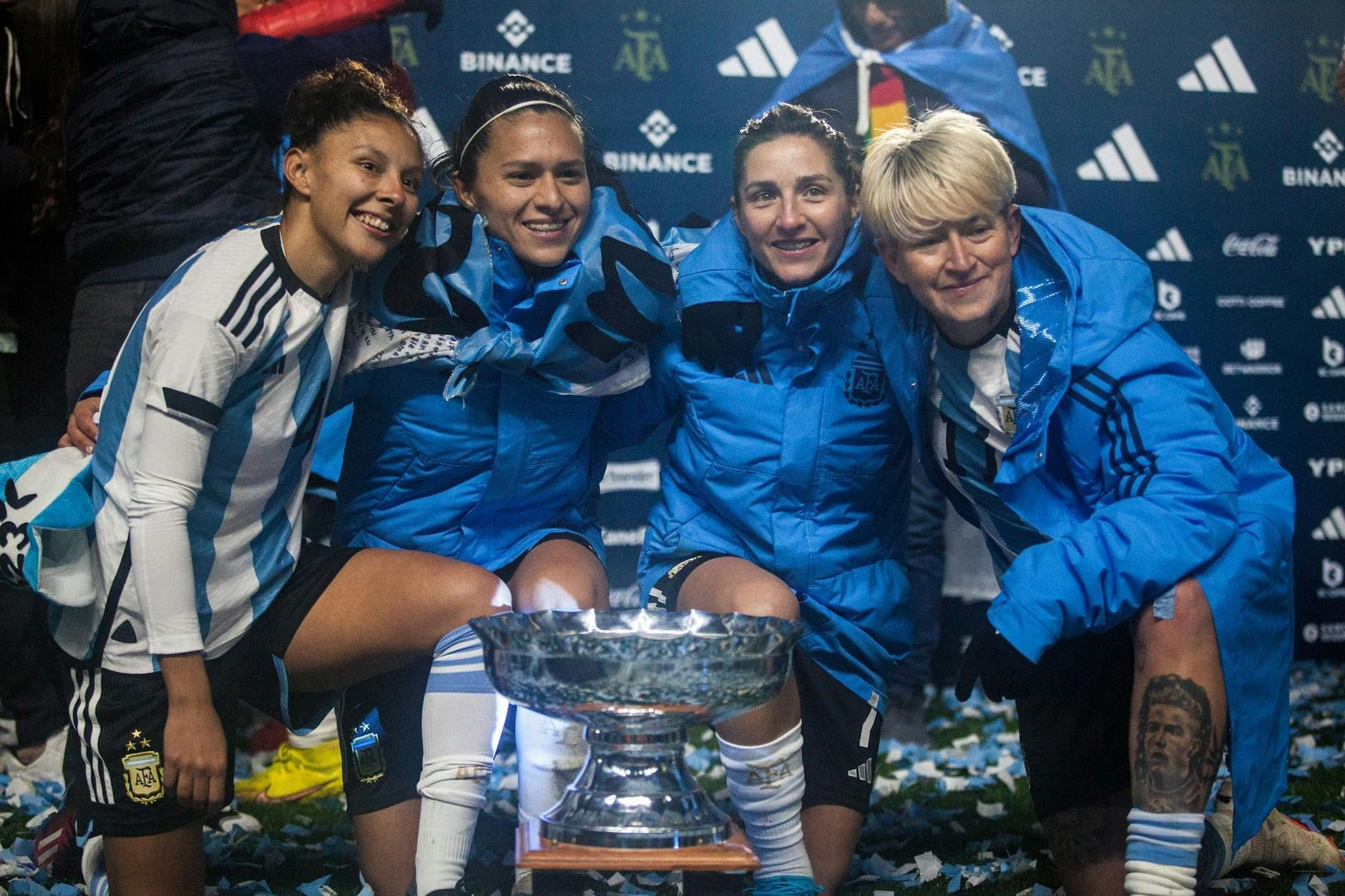 ARCHIV - Die Argentinierin Yamila Rodriguez (r) trägt auf dem linken Schienbein ein Ronaldo-Tattoo.