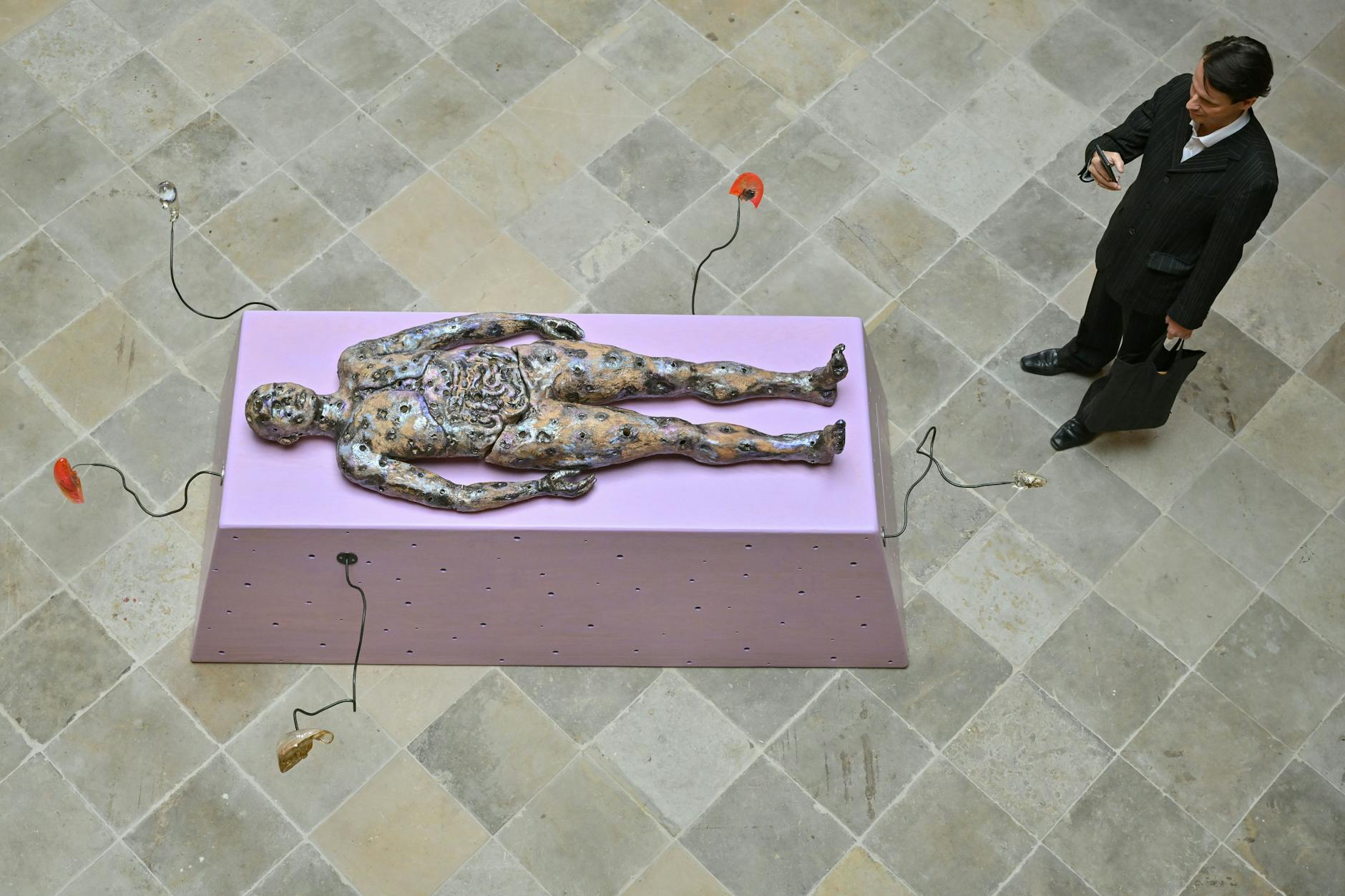 „Womb Tomb: worry scrolls“, 2018/2019, Keramik der in Berlin lebenden Irin Mariechen Danz