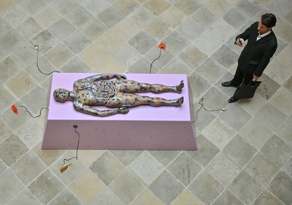 „Rohkunstbau“ in Brandenburg: Die Welt braucht Frieden!, sagt junge Kunst im alten Schloss