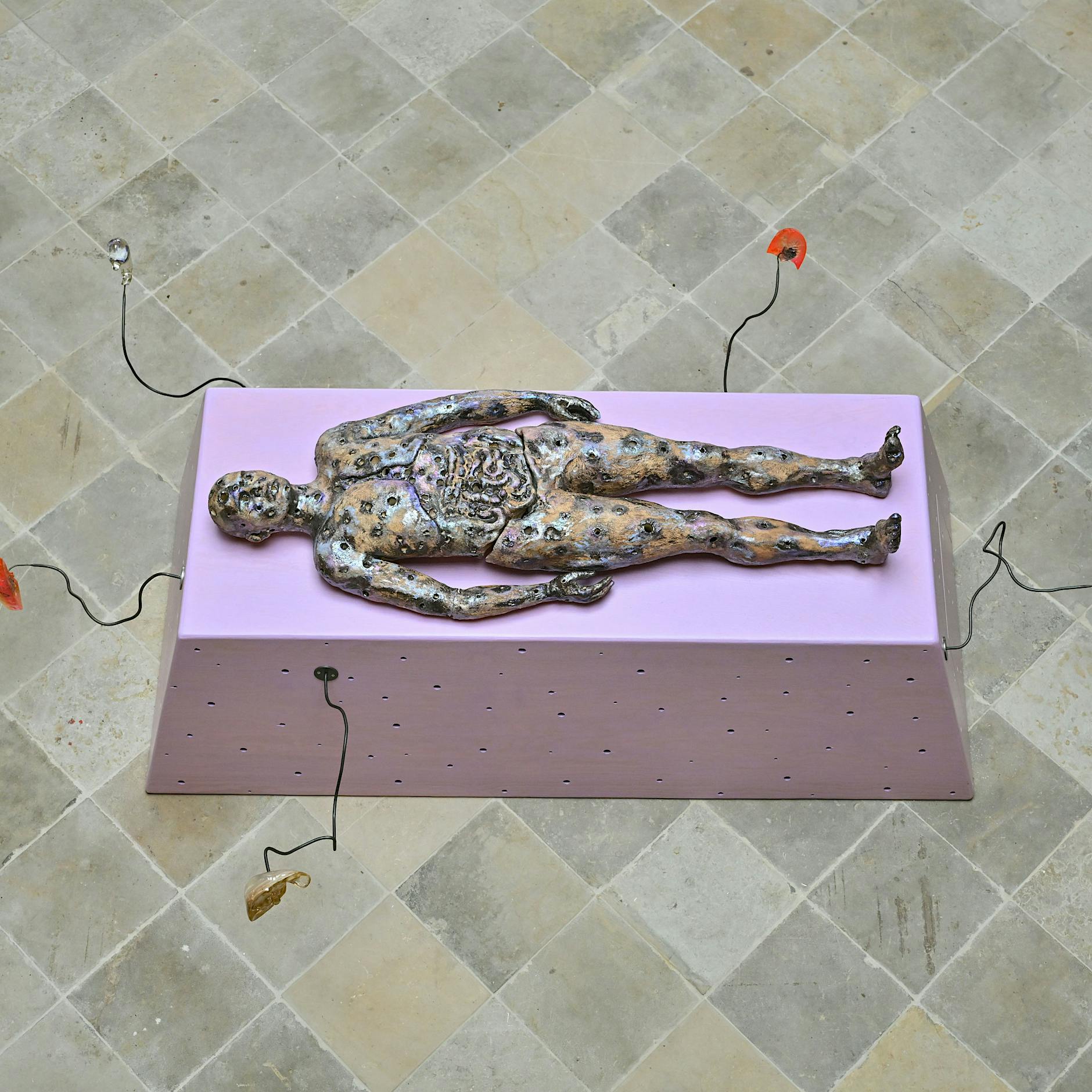 „Rohkunstbau“ in Brandenburg: Die Welt braucht Frieden!, sagt junge Kunst im alten Schloss