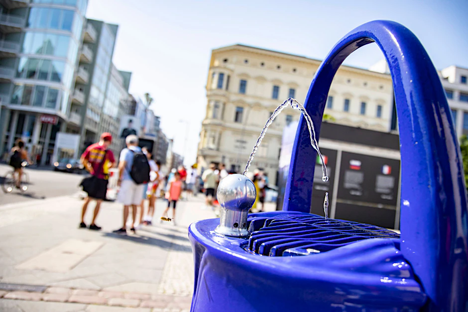 Erfrischt an heißen Sommertagen: ein Trinkbrunnen am Checkpoint Charlie.