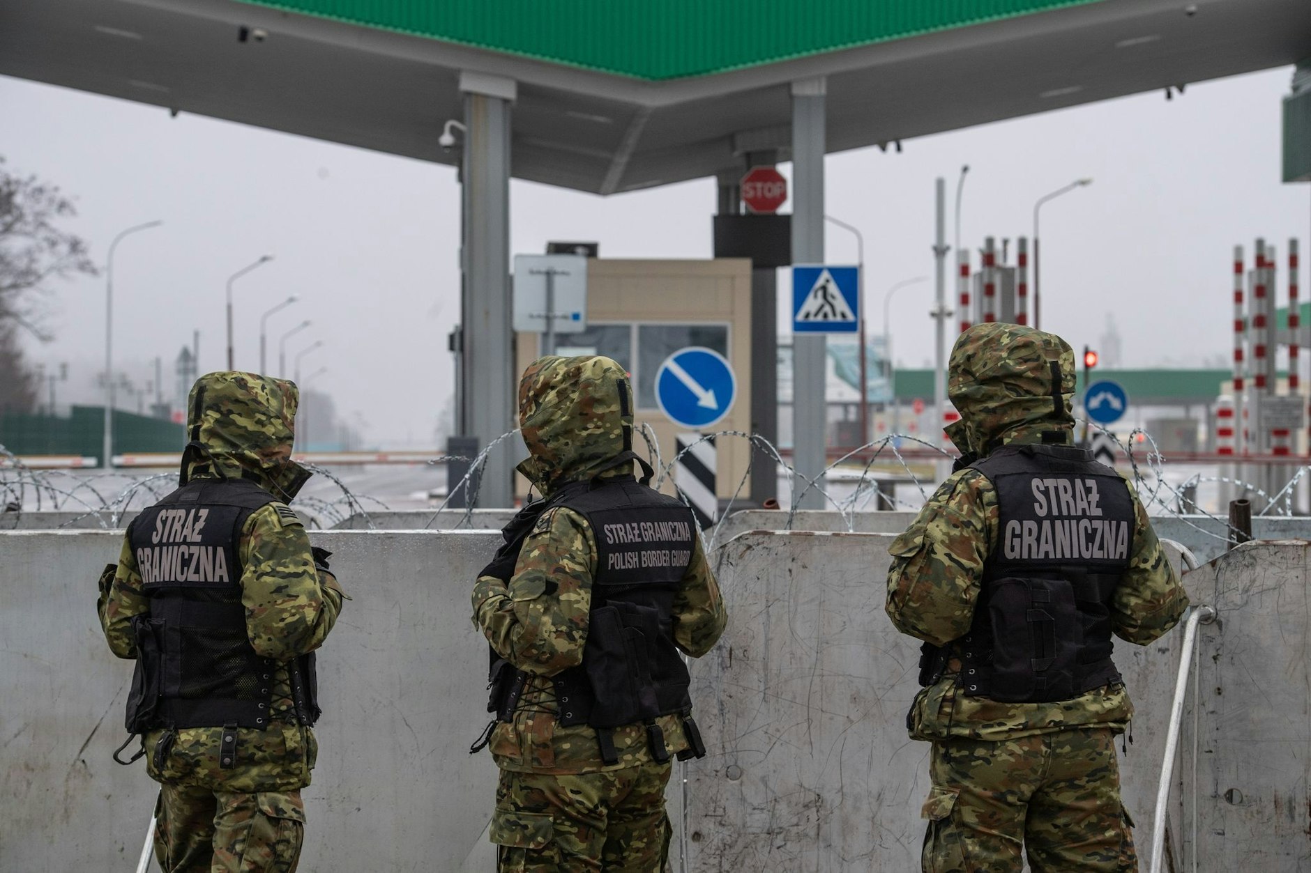 Polnische Grenzschutzbeamte sichern einen geschlossenen Grenzübergang an der polnisch-belarussischen Grenze.