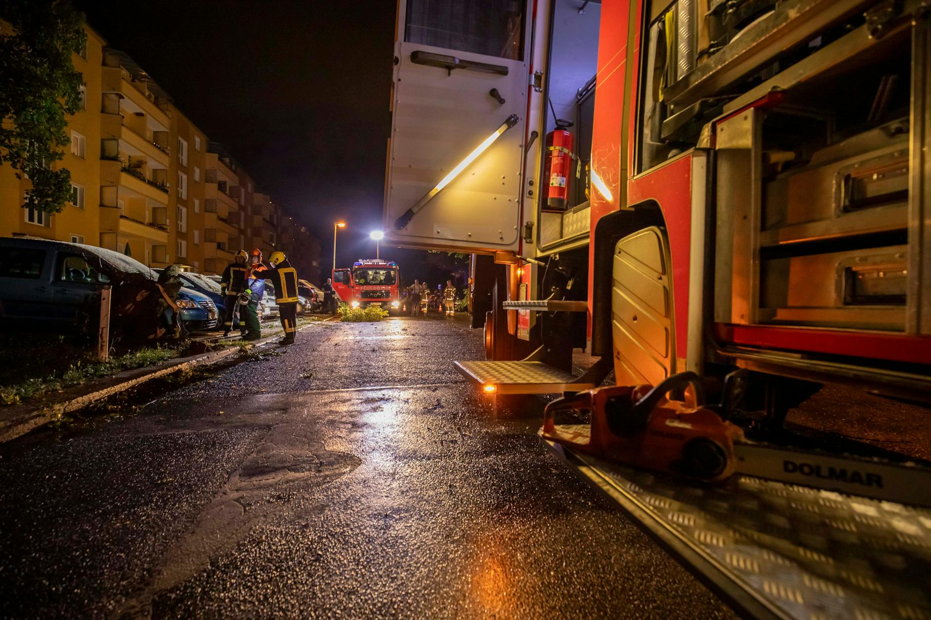 Umgeknickte Bäume, überflutete Straßenzüge, vor allem der nördliche Teil Berlins war von dem Unwetter betroffen. Alle Freiwilligen Feuerwehren des Landes Berlins wurden alarmiert und waren im Einsatz.