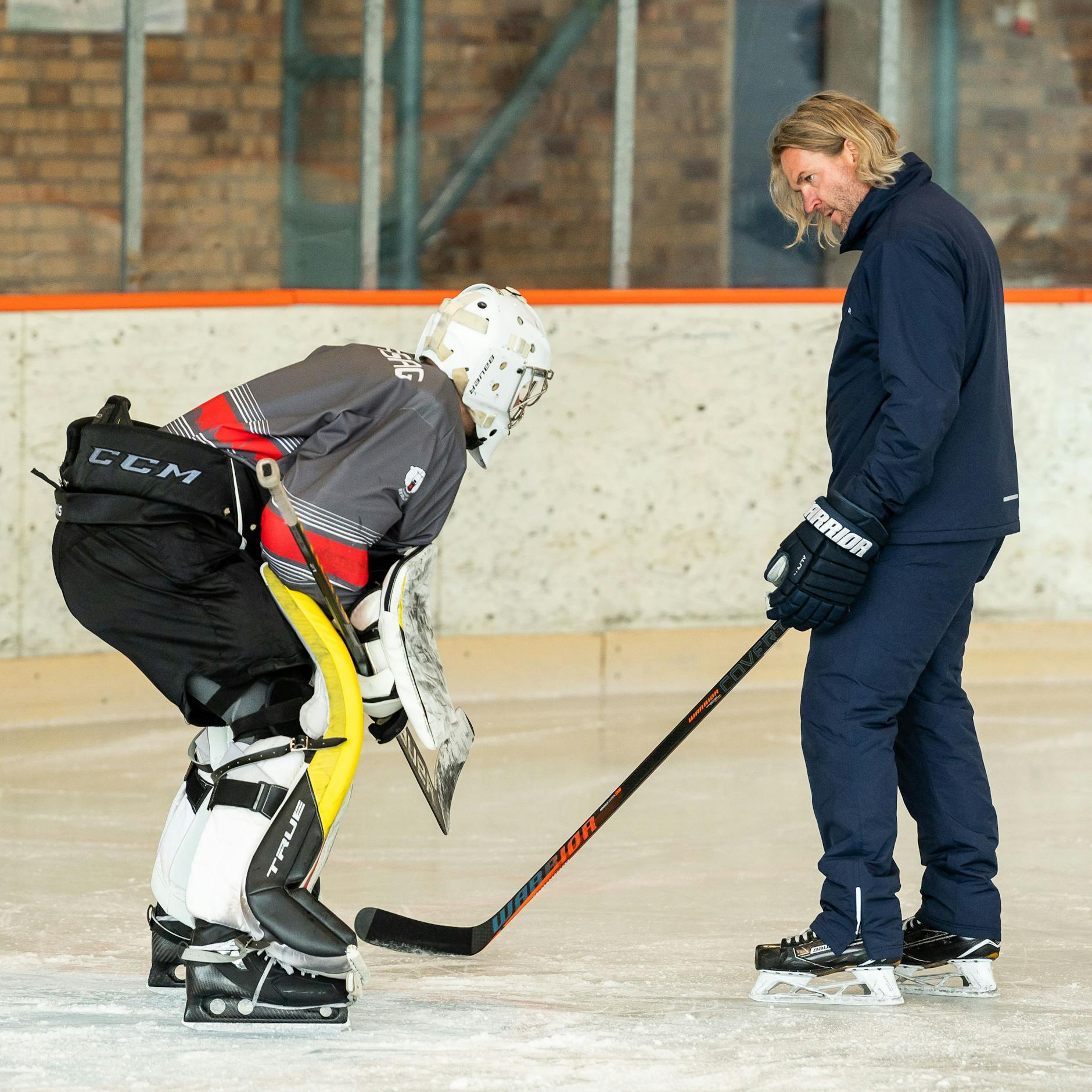 Sebastian Elwing (r.) arbeitet auch intensiv mit Nikita Quapp, will den Torwart der deutschen U20 besser machen.