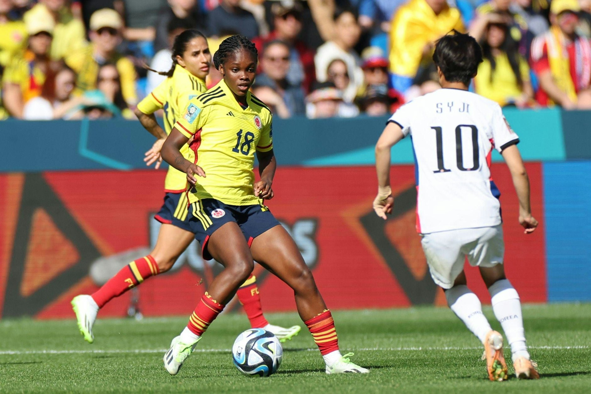 Linda Caicedo mit der Nummer 18 ist mit dem Ball am Fuß nahezu nicht zu stoppen.
