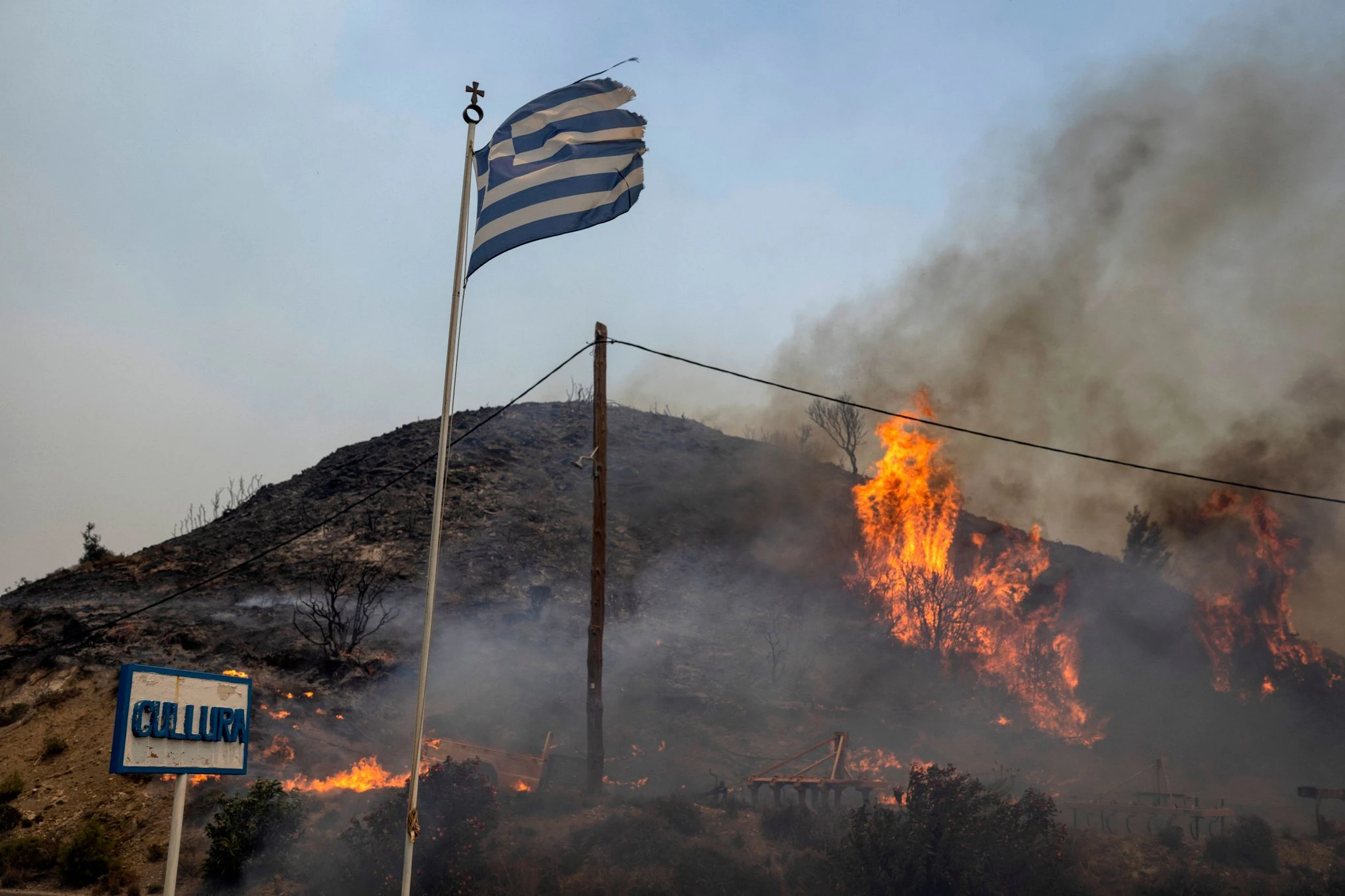 Flammen auf einem Hügel auf der Urlaubsinsel Rhodos.  