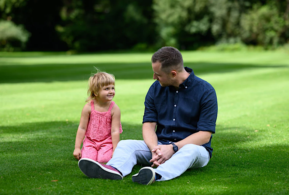 Annabel Rogotzki (4) und ihr Lebensretter Fabian Dancker im Park von Schloss Bellevue in Berlin. Es ist ein glückliches Treffen.