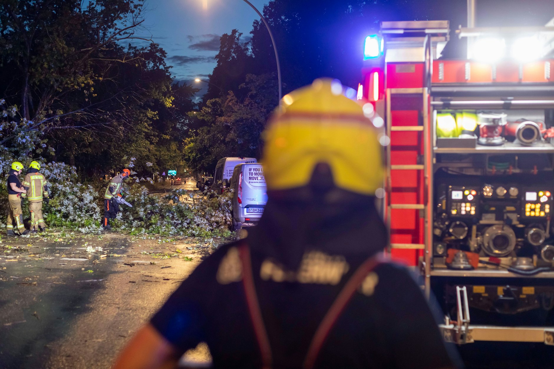 Die Feuerwehr Berlin beseitigte am Montagmorgen umgestürzte Bäume.